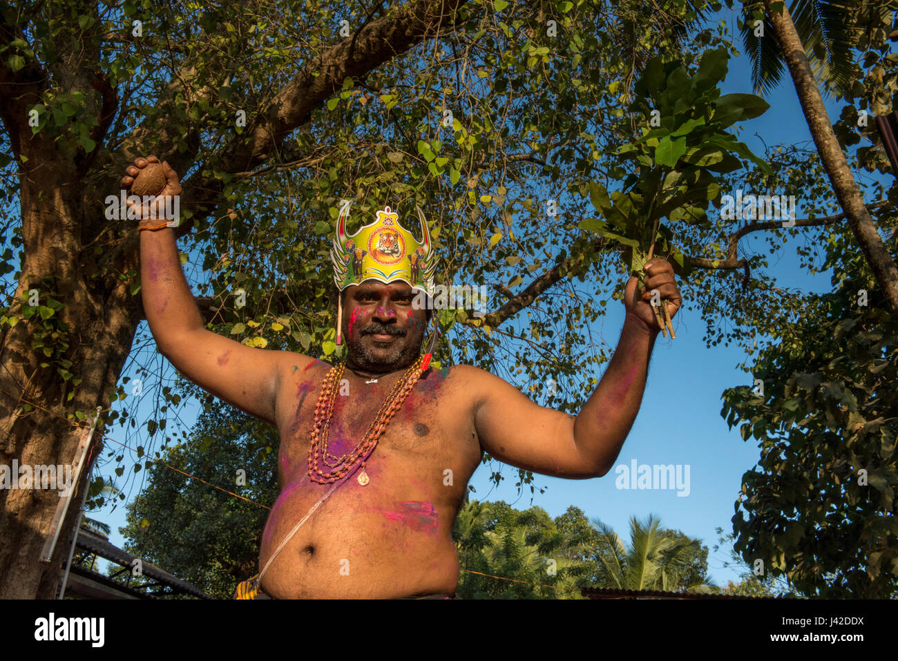 Sabarimala Anhänger verhält sich wie eine wilde Tribal Mann, Erumely, Kerala, Indien - 25.12.2015. Sabarimala ist eine hinduistische Pilgerstätte befindet sich in der W Stockfoto