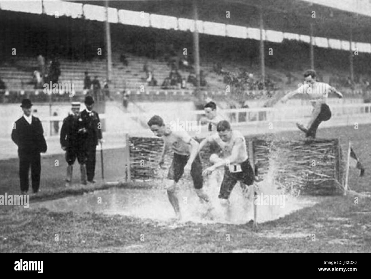 Dieses Bild zeigt wahrscheinlich das Londoner Steeplechase-Ereignis 1908, ein wichtiger Moment in der Geschichte des Pferderennsports in Großbritannien, das die Wettbewerbscharakter des Sports verdeutlicht. Stockfoto