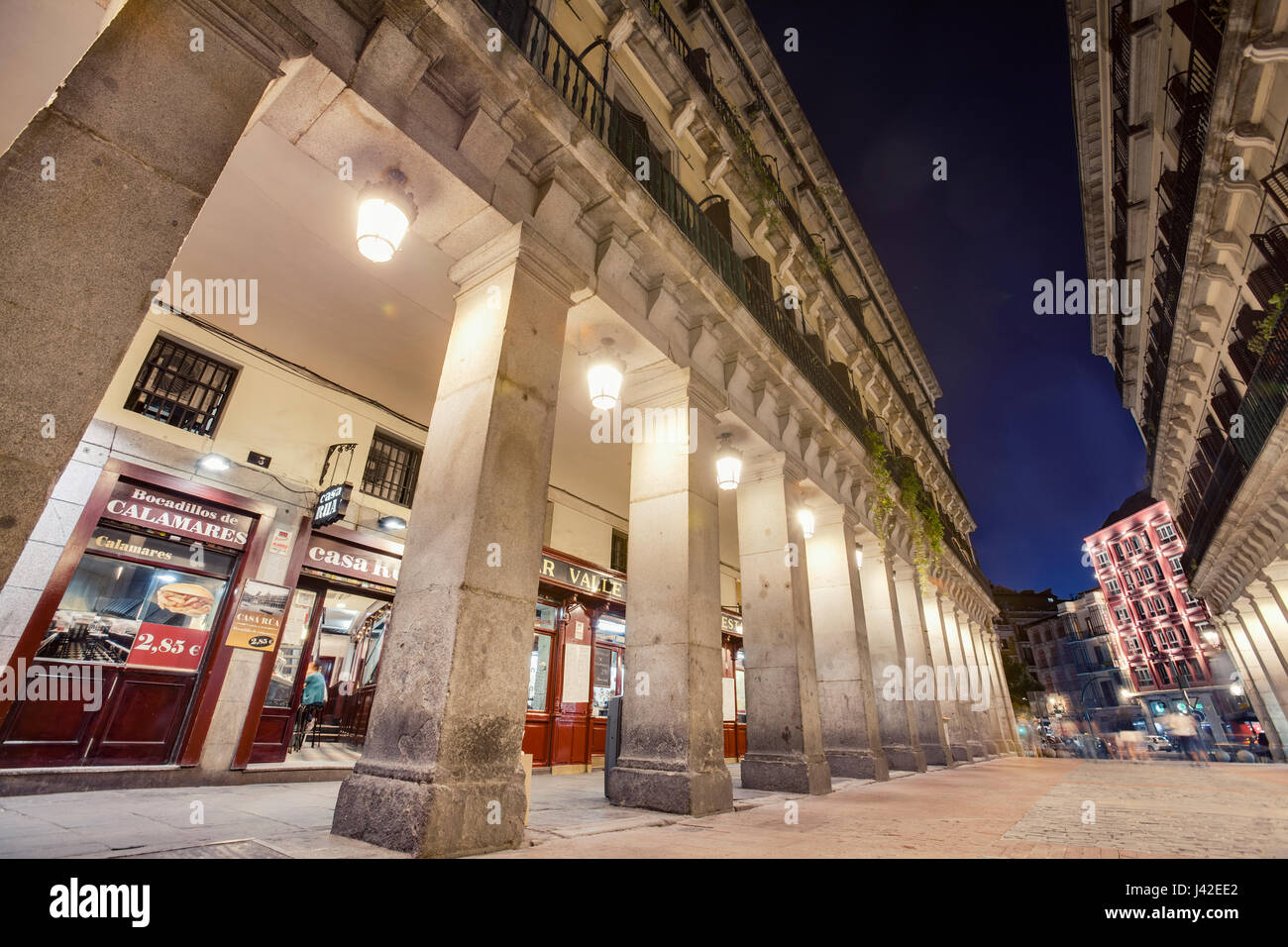 Ciudad Rodrigo Street, einer der Eingänge zur Plaza Mayor. Madrid, Spanien. Stockfoto