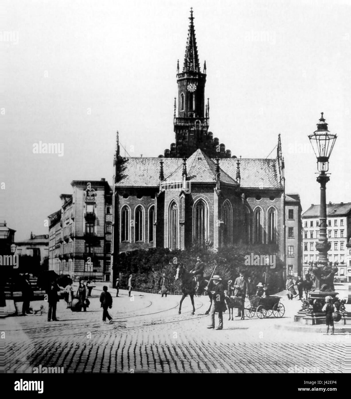 Die Alte Trinitatiskirche in Leipzig ist eine historische evangelische Kirche. Die im 19. Jahrhundert erbaute Kirche ist neogotisch gestaltet und steht als Symbol des religiösen und kulturellen Erbes Leipzigs. Das Foto aus dem Jahr 1890 zeigt die beeindruckende Fassade und die architektonischen Details der Kirche, die die Handwerkskunst und den Stil dieser Zeit widerspiegeln. Stockfoto
