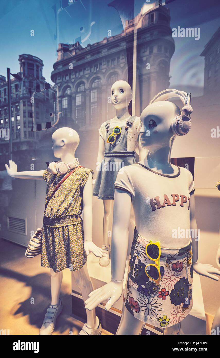 Schaufensterpuppen und Reflexionen an einem Schaufenster in der Gran Via Avenue. Madrid. Spanien Stockfoto