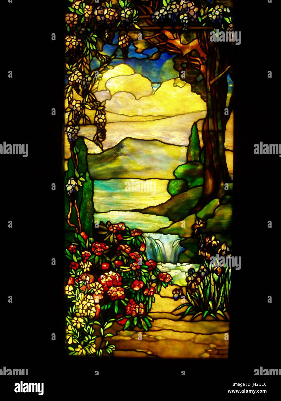 Landschaft mit Wasserfall Tiffany Studios, Anfang der 1920er Jahre Stockfoto