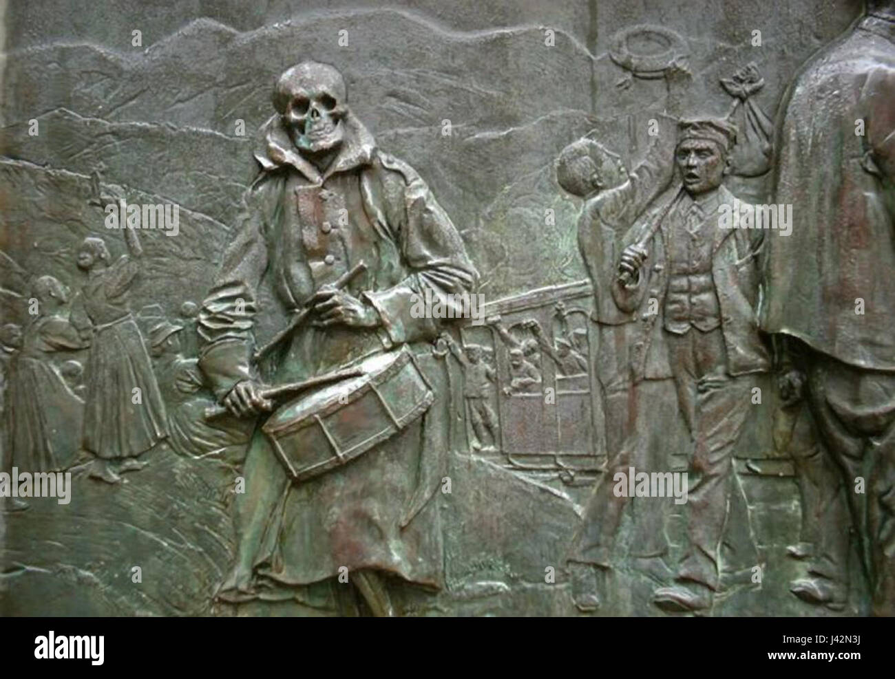 Das Kriegerdenkmal-Relief des Künstlers Liebich ist eine Gedenkskulptur, die Soldaten ehrt und oft Militärfiguren in Relief zeigt, um ihre Opfer zu erkennen. Dieses Relief stellt ein spezifisches Werk der Gedenkkunst dar, das mit der Erinnerung an den Krieg in Zusammenhang steht. Stockfoto