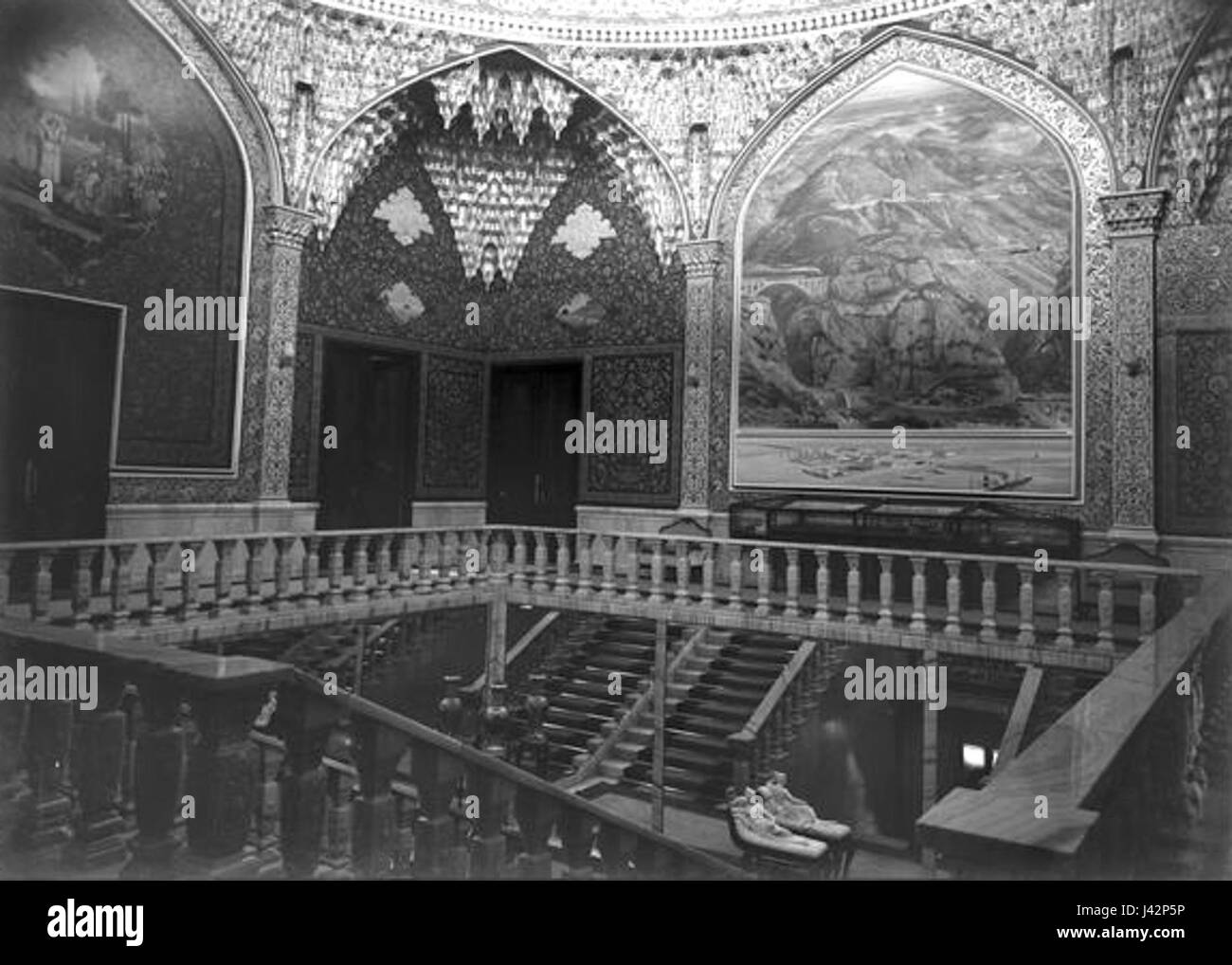 Der Marmarpalast in Istanbul, Türkei, ist ein historisches Gebäude mit bemerkenswerten architektonischen Merkmalen. Das Innere der zweiten Etage unterstreicht sein Design und seine Funktion während seiner historischen Nutzung als königliche Residenz. Stockfoto