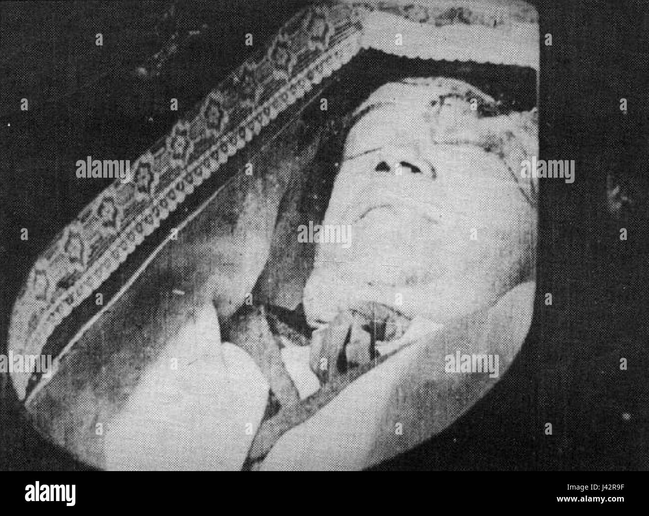 Luis Emilio Recabarren war ein chilenischer Gewerkschaftsführer und Politiker. Sein Tod und seine Beerdigung, oft in historischen Bildern dargestellt, symbolisieren seinen dauerhaften Einfluss auf die Arbeitsrechte in Chile. Stockfoto