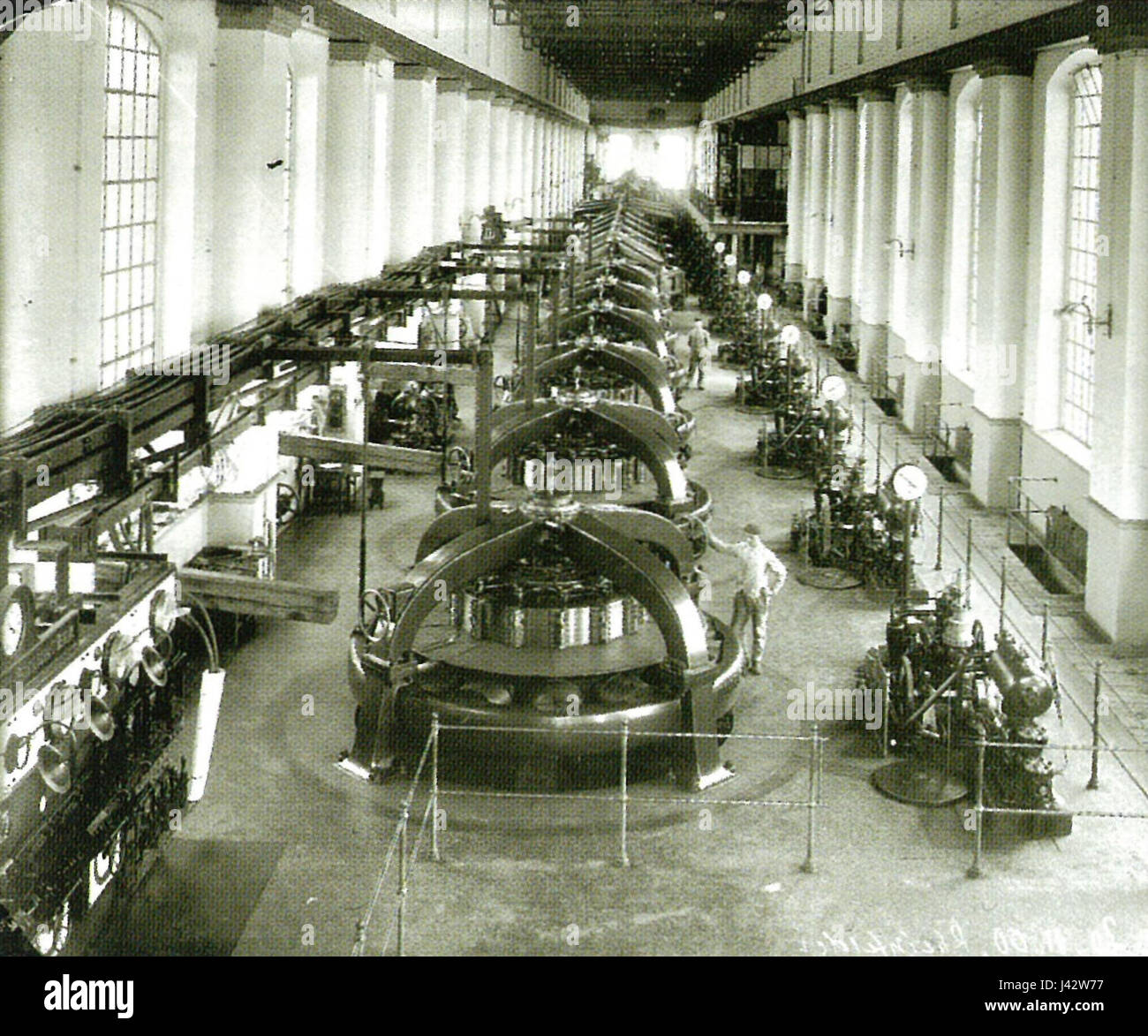 Eigene des alten Wasserkraftwerks Rheinfelden, Innenansicht, um 1900, Im Vordergrund sterben Gleichstromgeneratoren Stockfoto