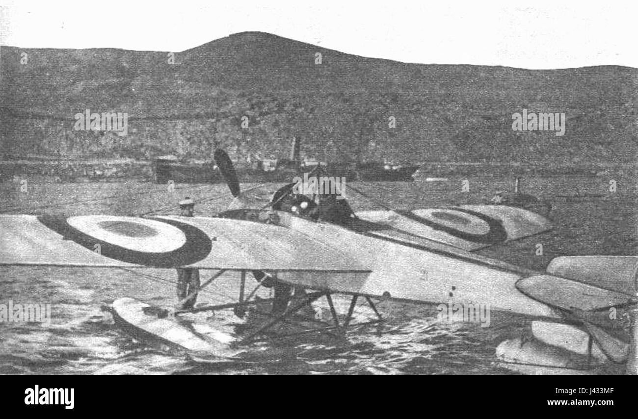 Foto von „Le Miroir“ nÂ°148, 24. September 1916, das Louis Dartige du Fournet zeigt, der von einem Besuch mit dem Wasserflugzeug an Bord einer Nieuport VI zurückkehrt H während des Ersten Weltkriegs Stockfoto