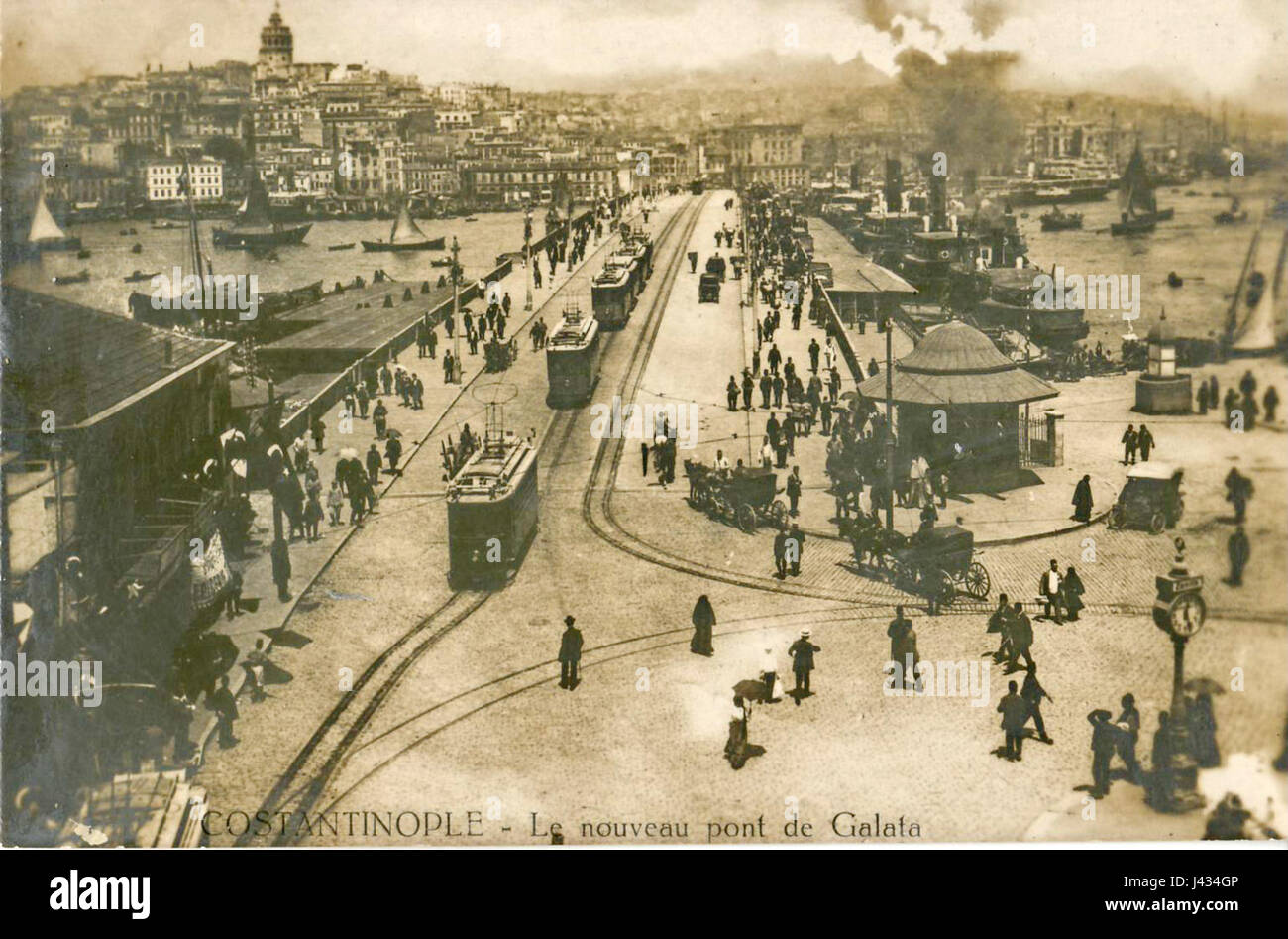 „La Photographie Constantinople Le nouveau pont de Galata“ bezieht sich auf eine Fotografie oder künstlerische Darstellung der Galata-Brücke in Konstantinople (Istanbul), die ihre architektonische Bedeutung zeigt. Stockfoto