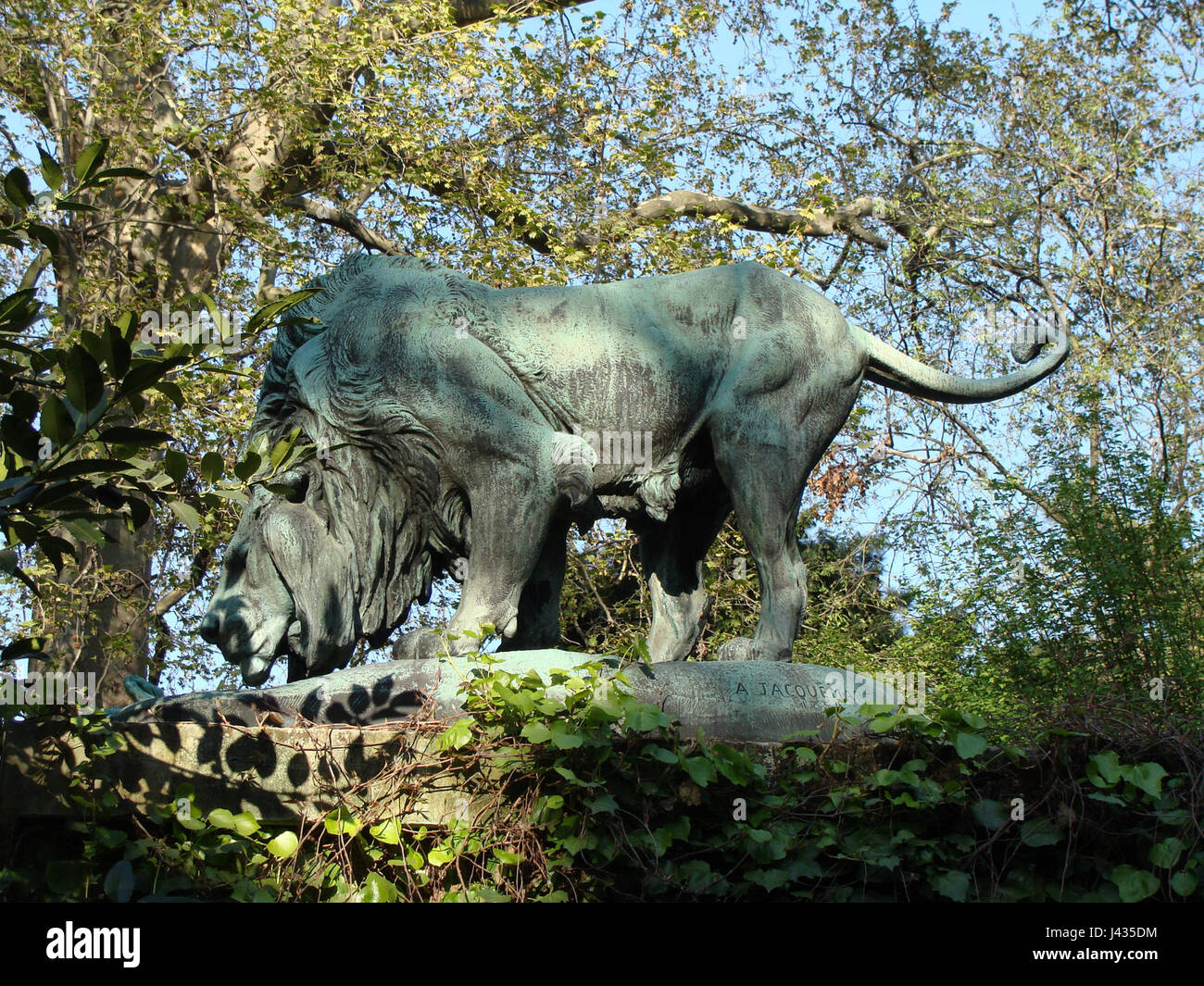 Lionjac ist ein Kunstwerk, das die mächtigen Bilder eines Löwen erforscht und Stärke, Mut und Herrlichkeit symbolisiert. Das Stück fängt die majestätische Natur des Löwen durch sein kompliziertes Design und seinen künstlerischen Ausdruck ein. Stockfoto