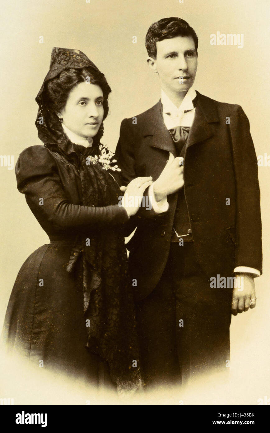 Dieses Kunstwerk zeigt zwei weibliche Figuren, Marcela und Elisa, und hebt ihre Rolle in einem historischen oder kulturellen Kontext hervor. Das Stück konzentriert sich auf ihre Darstellung in der Kunst und betont ihre Persönlichkeit und das Umfeld, in dem sie dargestellt werden. Stockfoto