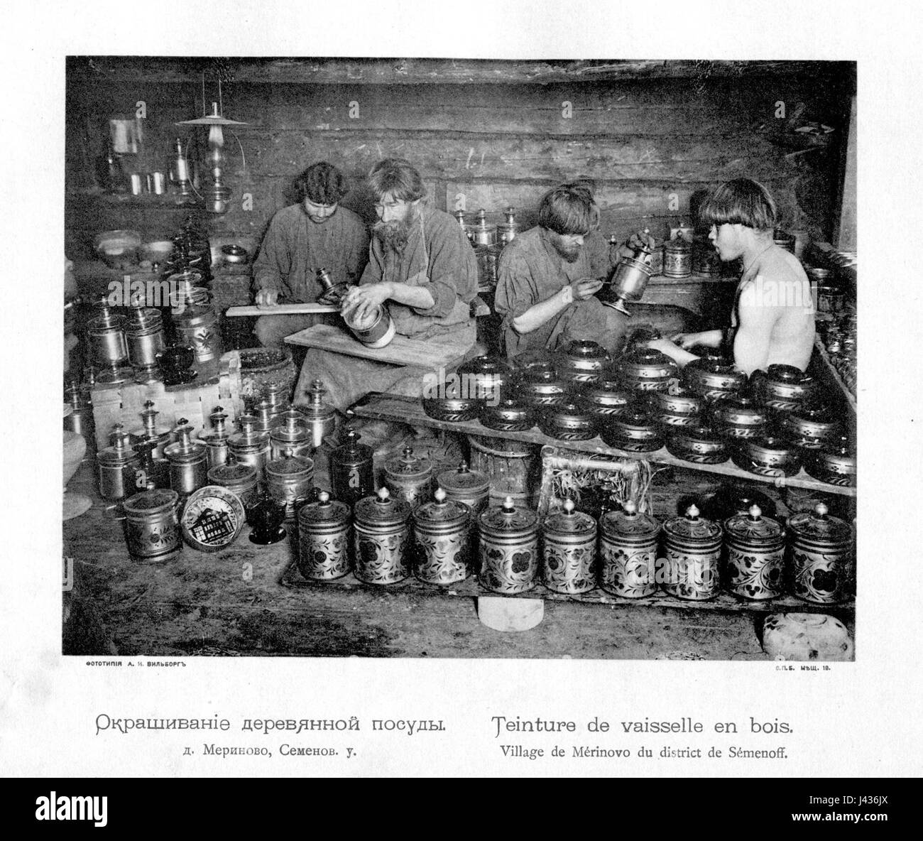 Kustari 085 Okrashivanie bezieht sich auf eine traditionelle oder historische russische Kunstform, die möglicherweise mit der Dekoration oder Bemalung von Objekten wie Keramik oder Holzarbeiten in Verbindung steht, wobei komplizierte Entwürfe verwendet werden. Stockfoto