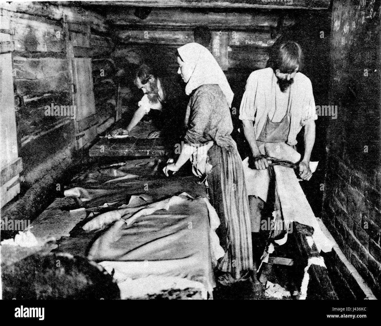 Kustari 089 bezieht sich auf einen bestimmten Gegenstand oder Gegenstand, der möglicherweise mit traditionellem Kunsthandwerk oder historischen Artefakten zusammenhängt. Der zweite Teil „Otdelka belogo opojka“ bedeutet „Dekoration des weißen Kopfschmucks“ und weist auf ein kulturelles oder handwerkliches Objekt aus einer bestimmten Region hin. Stockfoto