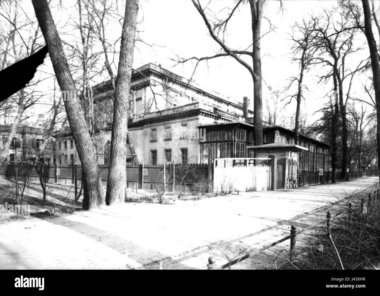 Das Leipziger Konzertcafe Bonorand von 1910 bezieht sich auf ein Konzertcafé in Leipzig, das wahrscheinlich in dieser Zeit Auftritte und gesellschaftliche Veranstaltungen veranstaltete. Das Café war vielleicht ein wichtiger kultureller Mittelpunkt für die örtliche Gemeinde. Stockfoto