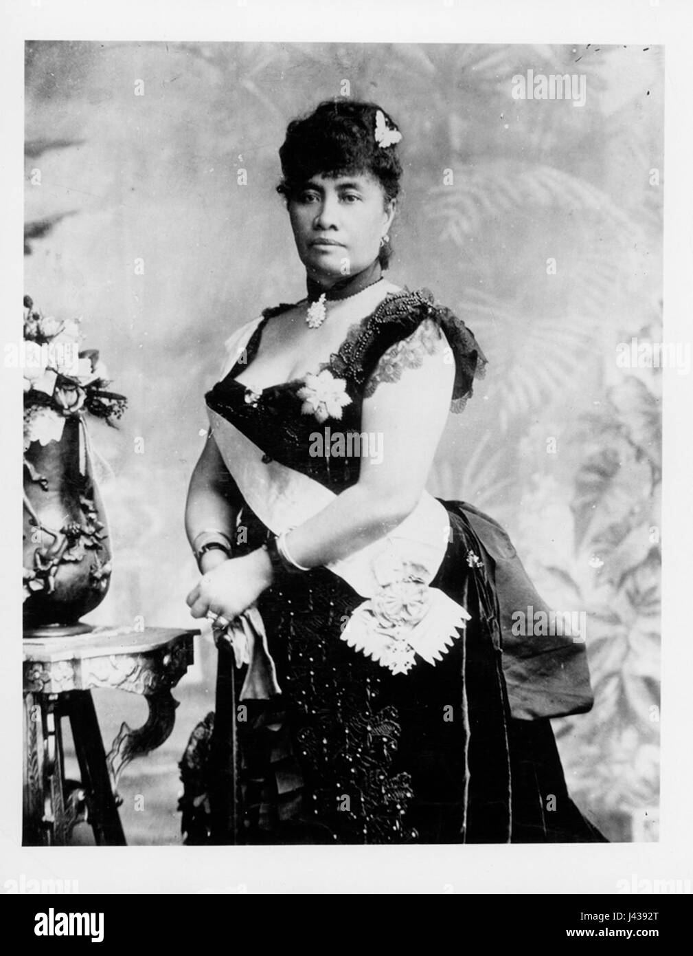 Dieses Porträt zeigt Königin Liliuokalani, die letzte Monarin von Hawaii, während ihres Besuchs in London. Das Bild fängt einen bedeutenden Moment in der hawaiianischen und britischen königlichen Geschichte ein. Stockfoto