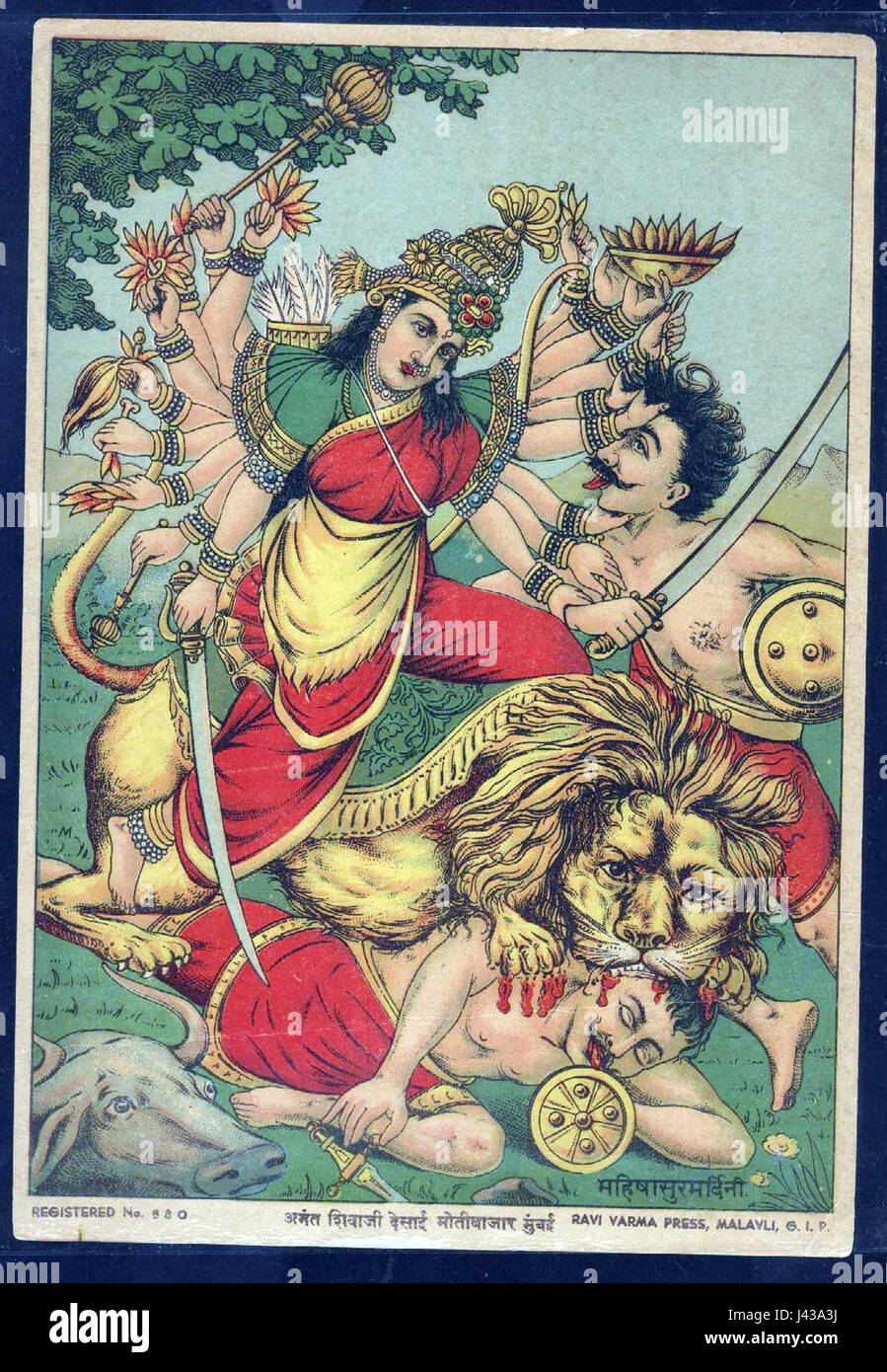 Mahishasura Mardini ist eine Darstellung der hinduistischen Göttin Durga, die über den Büffeldämon Mahishasura triumphiert. Dieses symbolische Bild repräsentiert den Sieg des Guten über das Böse in der hinduistischen Mythologie, wobei Durga als mächtig und siegreich dargestellt wird. Stockfoto