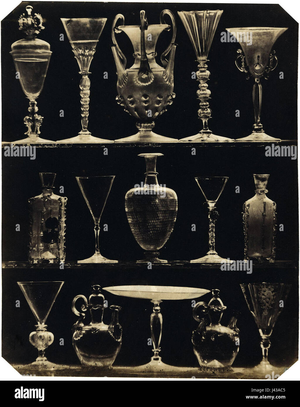 Ludwig Belitskis „15 venezianische Glasgefäße“ aus dem Jahr 1853 zeigt exquisite Handwerkskunst in venezianischer Glaskunst, bekannt für ihre komplizierten Designs und zarten Merkmale, die den Höhepunkt der europäischen Glaskunst des 19. Jahrhunderts repräsentieren. Stockfoto