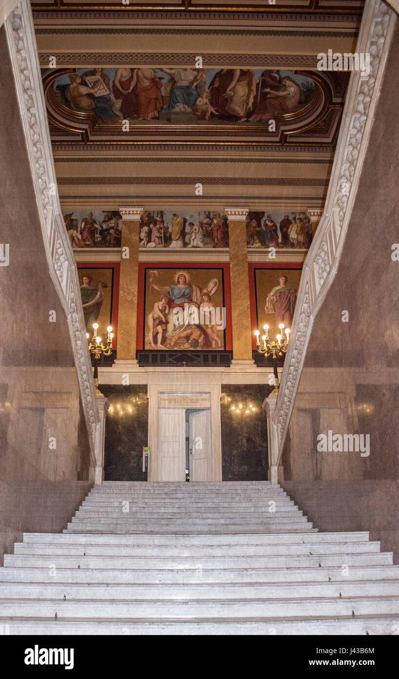 Die Haupttreppe des Nationalmuseums dient als bedeutendes architektonisches Merkmal und führt Besucher zu den historischen und kulturellen Exponaten der museumâ. Stockfoto