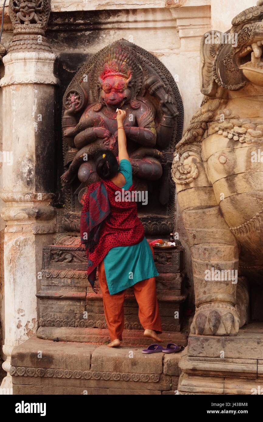 Der Affe Gott Hanuman anzubieten Stockfoto