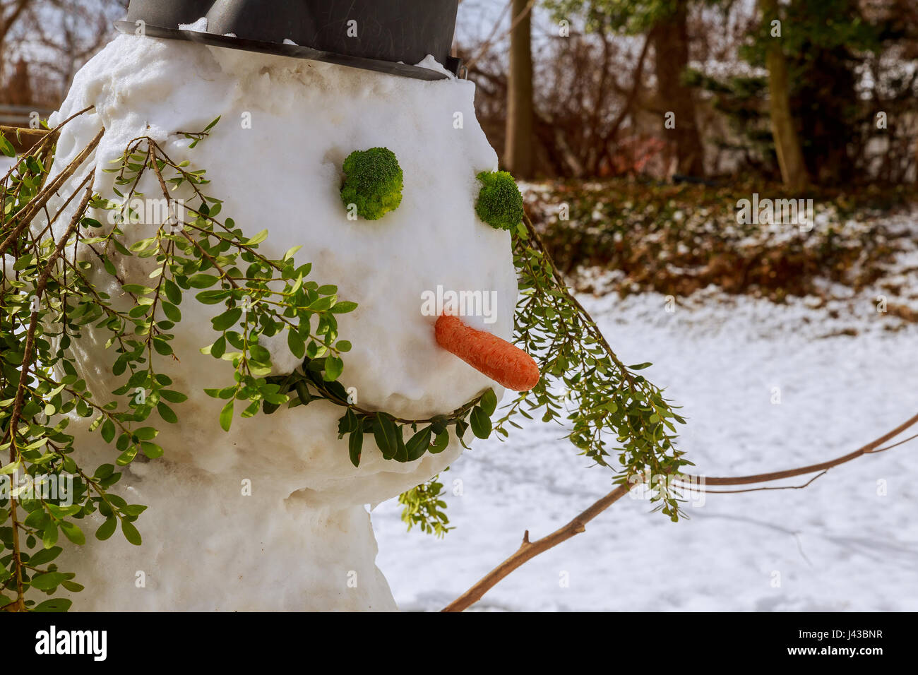 Wir einen Schneemann gebaut und in einen Schal gekleidet. Baba Schnee Bildhauerei mit Schnee Stockfoto