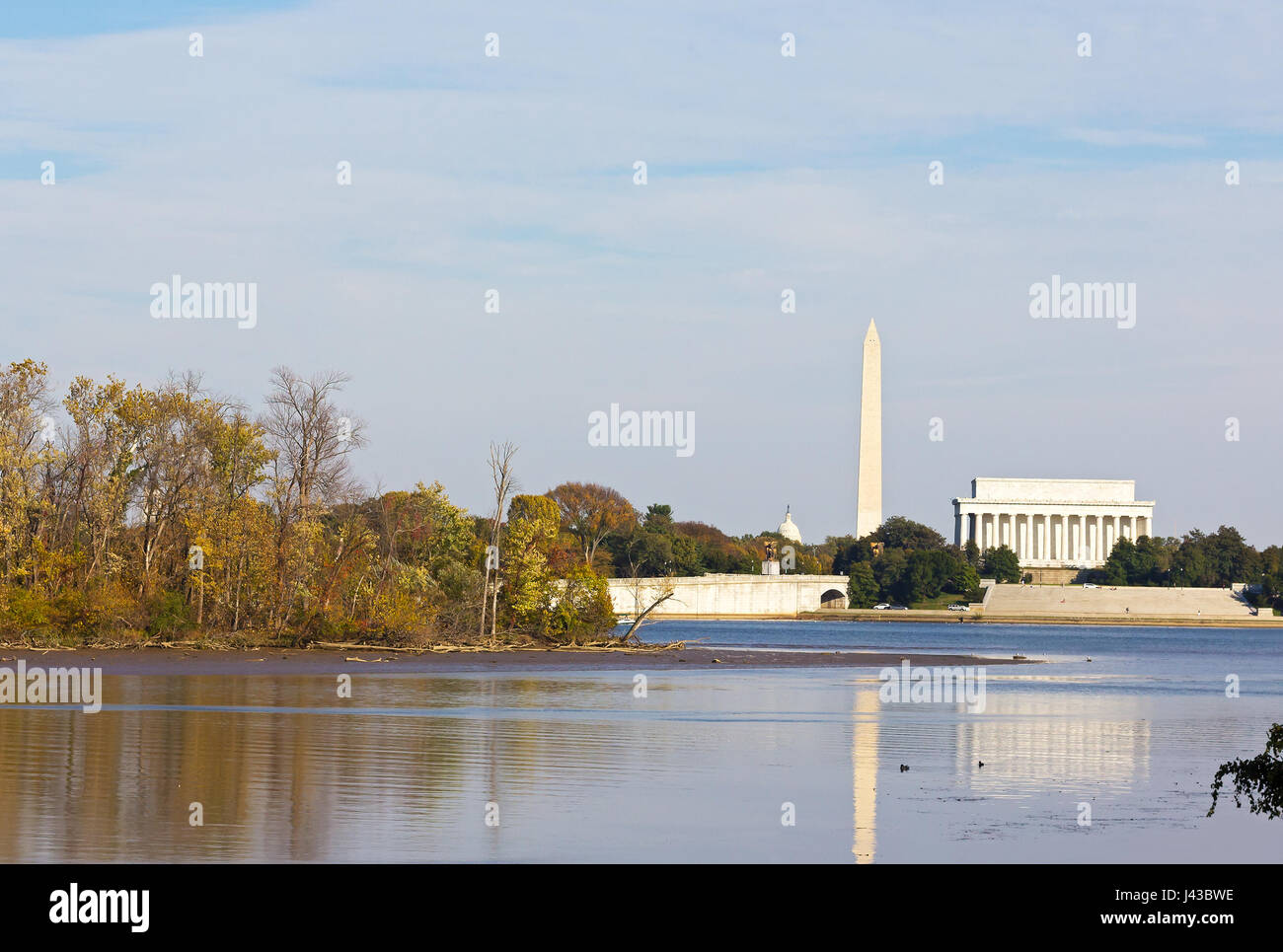 Washington DC Wahrzeichen im Herbst. US-Hauptstadt Denkmäler mit Spiegelbild im Potomac River im Herbst. Stockfoto