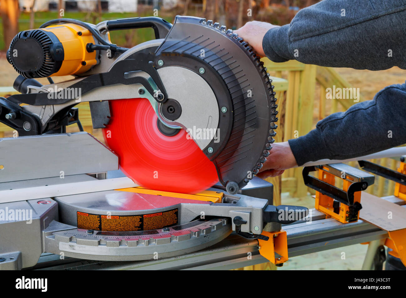 Tischler arbeiten mit einer Säge für Bodenbelag Stockfoto