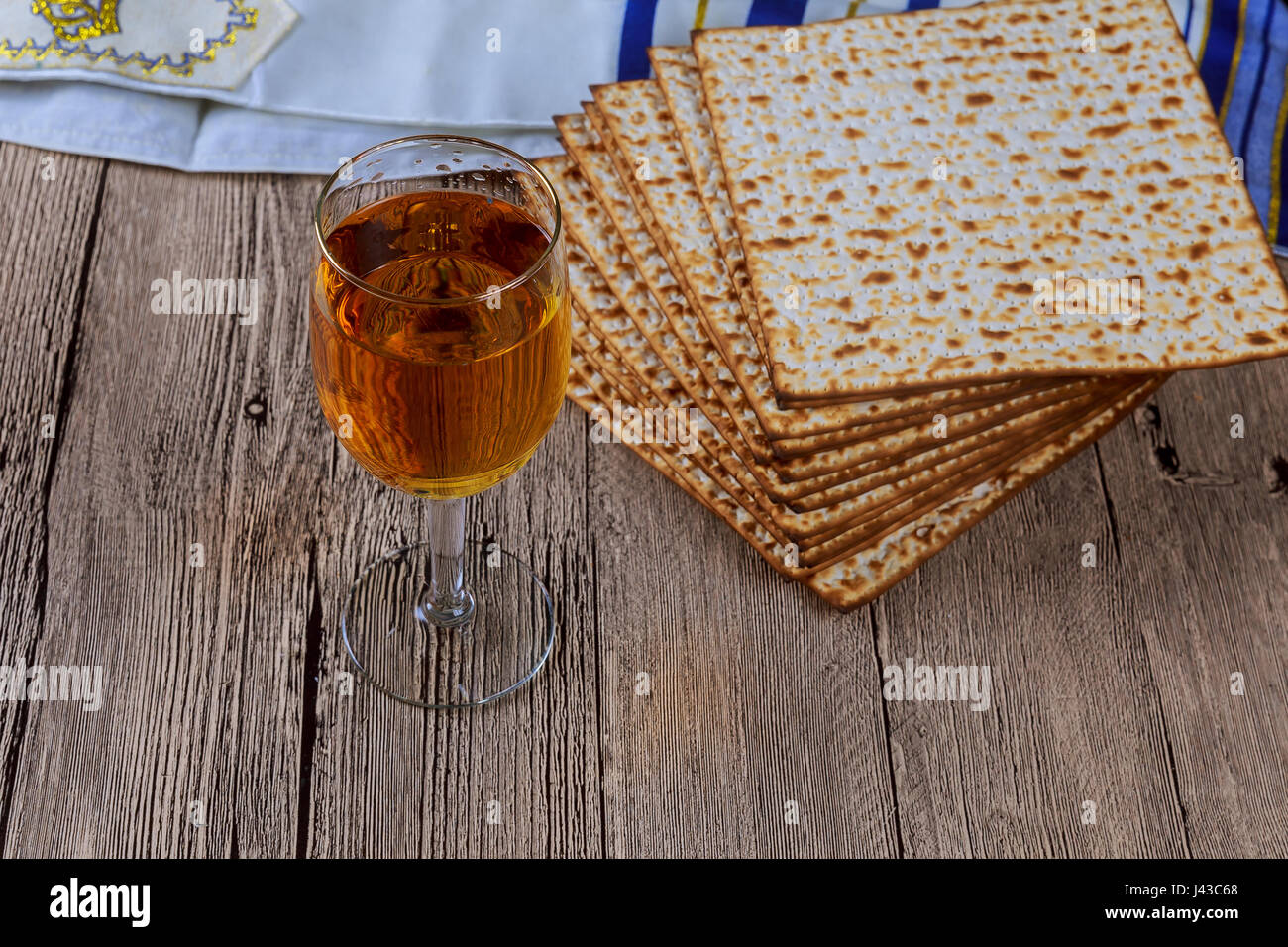 Wein und Matzoh jüdischer Feiertag, Urlaub symbol jüdischen Pessach Brot Pessach Matzo Pessach Wein Stockfoto