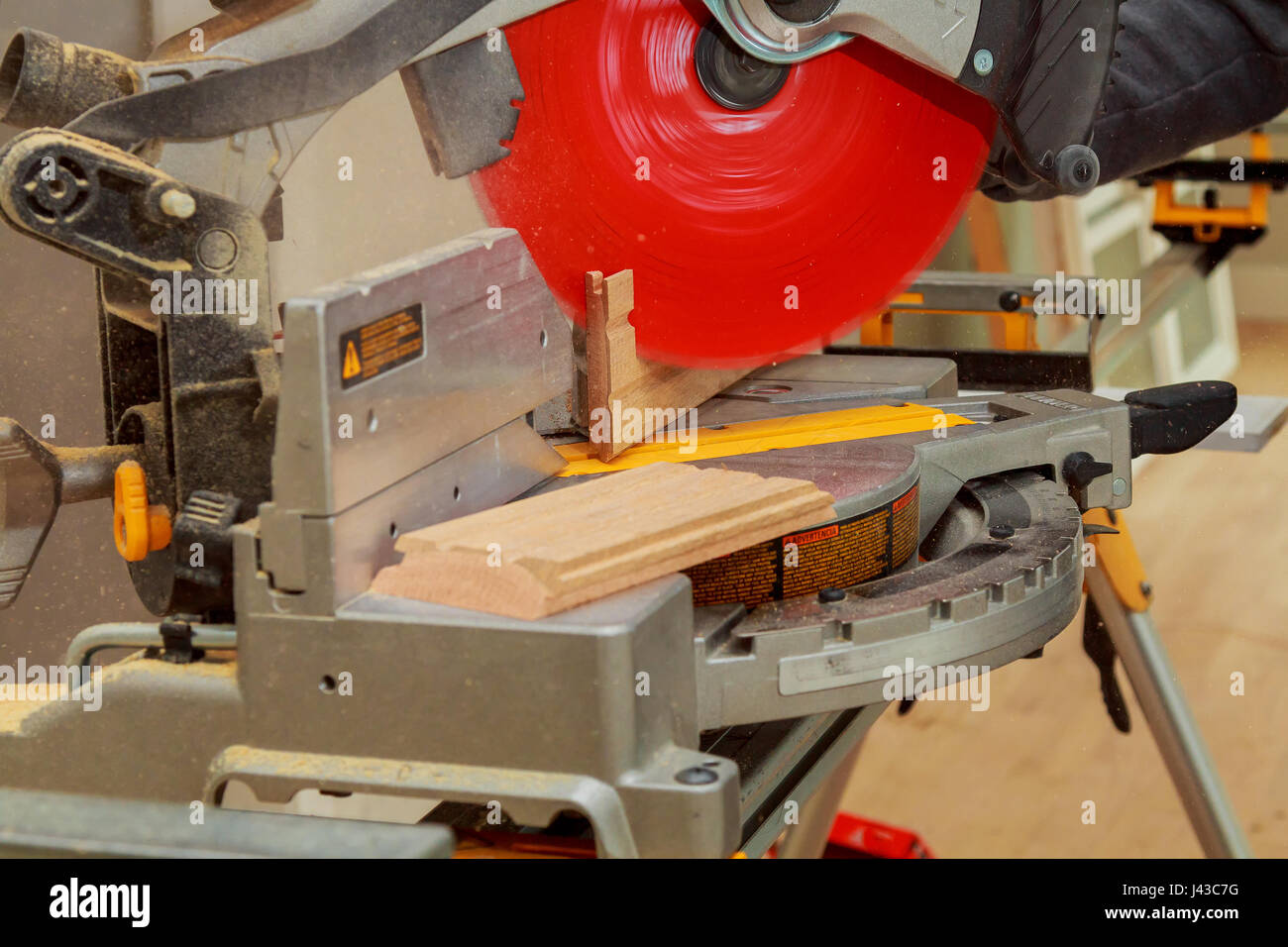 Mann Schneiden von Holz auf elektrische Säge Säge für das Schneiden von Holzfußböden Stockfoto