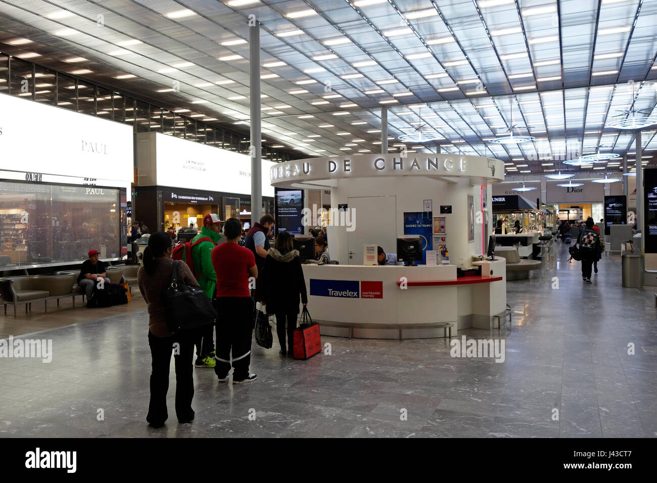 Passagiere warten in der Linie für Geldwechsel im Terminal 2 im Flughafen Paris Charles de Gaulle auch als Flughafen Roissy in Frankreich bekannt Stockfoto