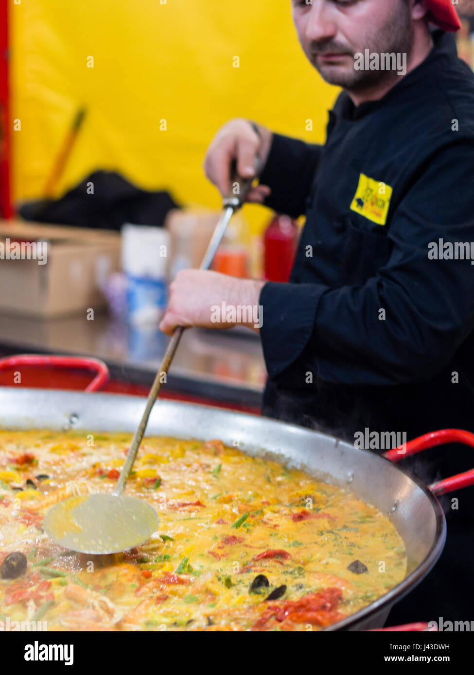 Machen und serviert spanische Paella zu den europäischen Nationen Street Food Festival in Cremona, Mai Lombardei, Italien, 2017 Stockfoto