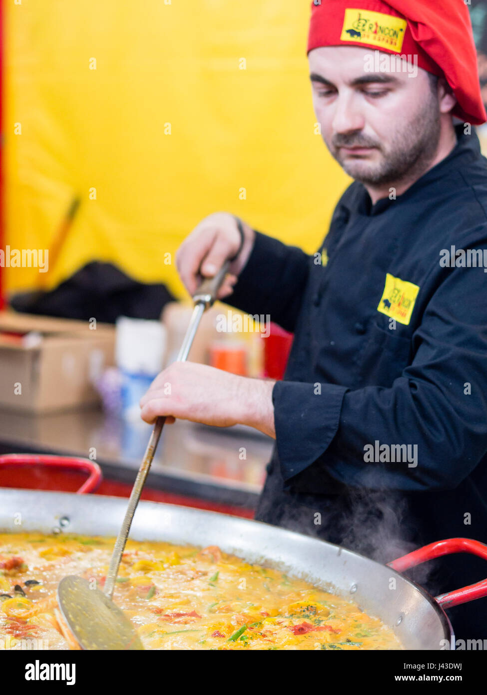 Machen und serviert spanische Paella zu den europäischen Nationen Street Food Festival in Cremona, Mai Lombardei, Italien, 2017 Stockfoto