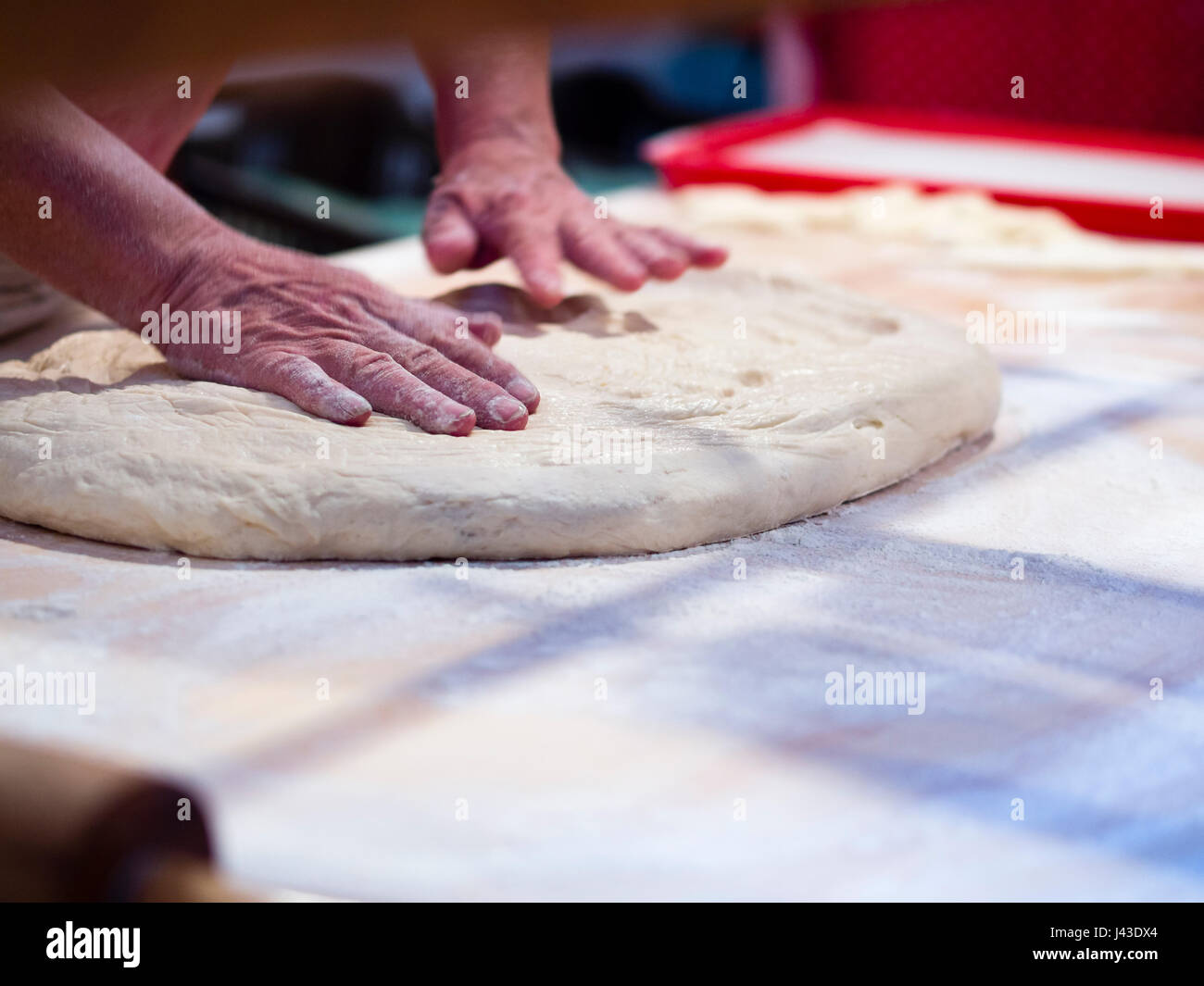 Kurtoskalacs ungarische süße Brötchen machen und Grillen auf dem europäischen Nationen Street Food Festival in Cremona, kann Lombardei, Italien, 2017 Stockfoto