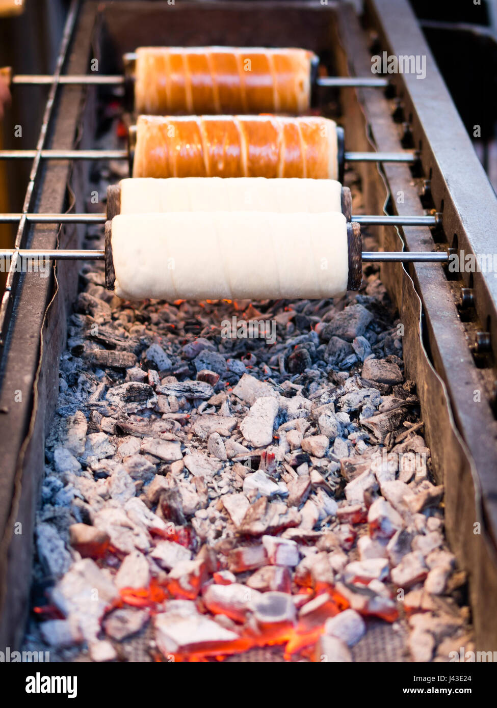 Kurtoskalacs ungarische süße Brötchen machen und Grillen auf dem europäischen Nationen Street Food Festival in Cremona, kann Lombardei, Italien, 2017 Stockfoto