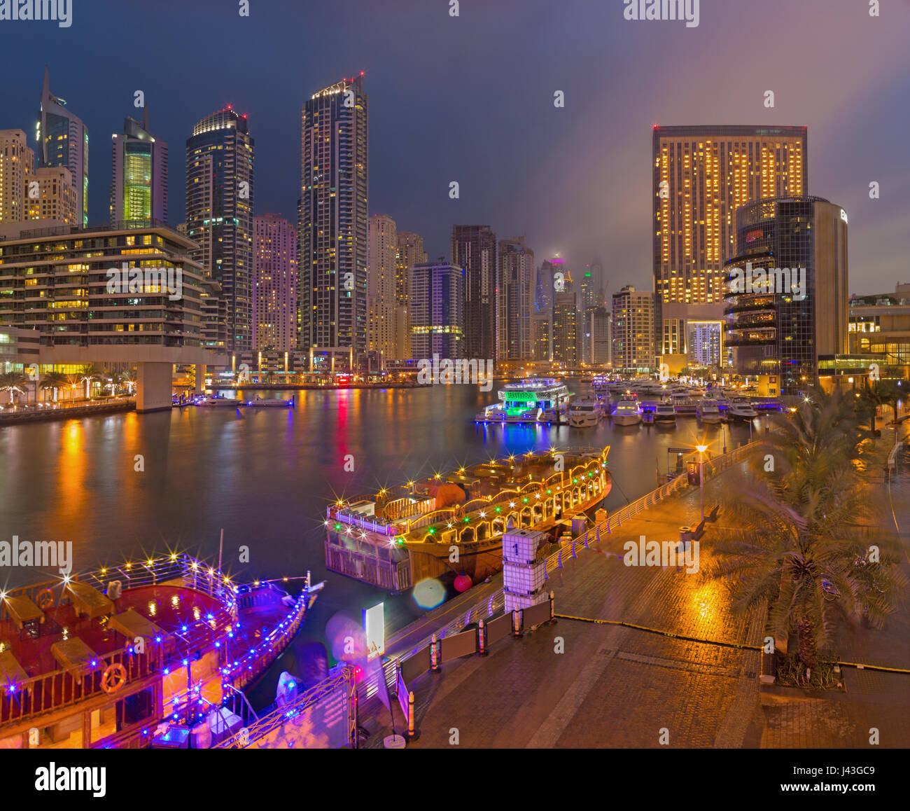 DUBAI, Vereinigte Arabische Emirate - 25. März 2017: Am Abend des Marina-Promenade. Stockfoto