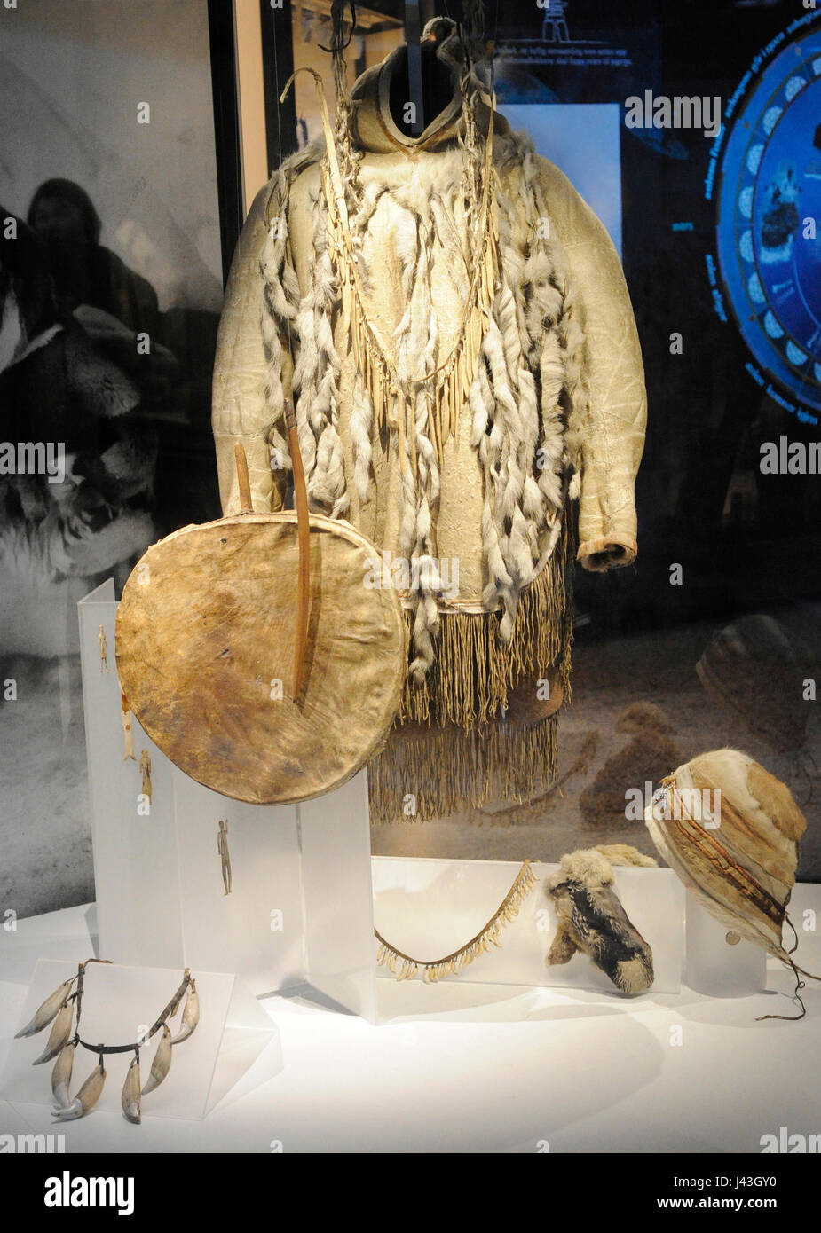 Verschiedene Kleidung im Zusammenhang mit der 'Angakoq', Inuit-Schamanen. Ausstellung von Kleidung und Eskimo-Objekten. Historisches Museum. Oslo. Norwegen. Stockfoto