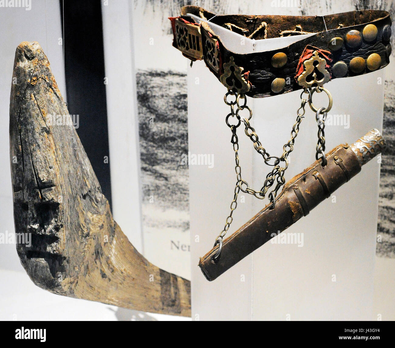 Verschiedene Objekte im Zusammenhang mit der 'Angakoq', Inuit-Schamanen. Ausstellung von Kleidung und Eskimo-Objekten. Historisches Museum. Oslo. Norwegen. Stockfoto