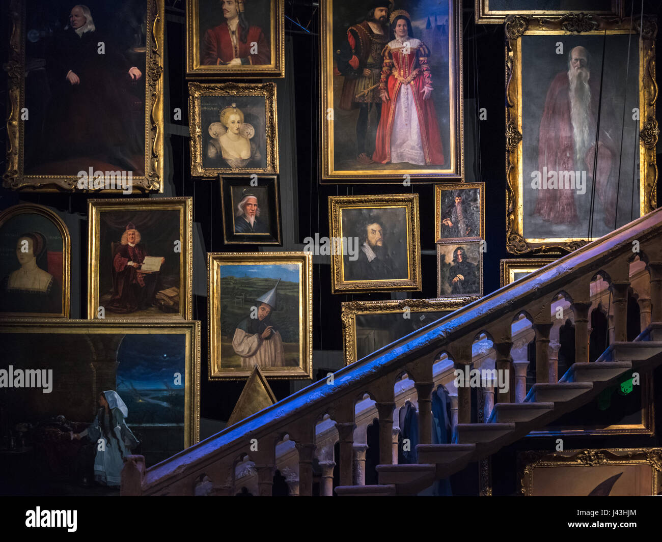 Treppe & Porträts, Making of Harry Potter, Warner Bros.-Studio Tour, Leavesden, London, Treppe, Porträts Stockfoto