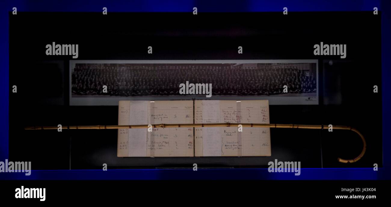 Der Stock schlug Roger Waters während der Schule, die während eines Fotoaufrufs für die Pink Floyd Exhibition: Their Mortal Remains, die am 13. Mai im V&A in London eröffnet wird, ausgestellt wurde. Stockfoto