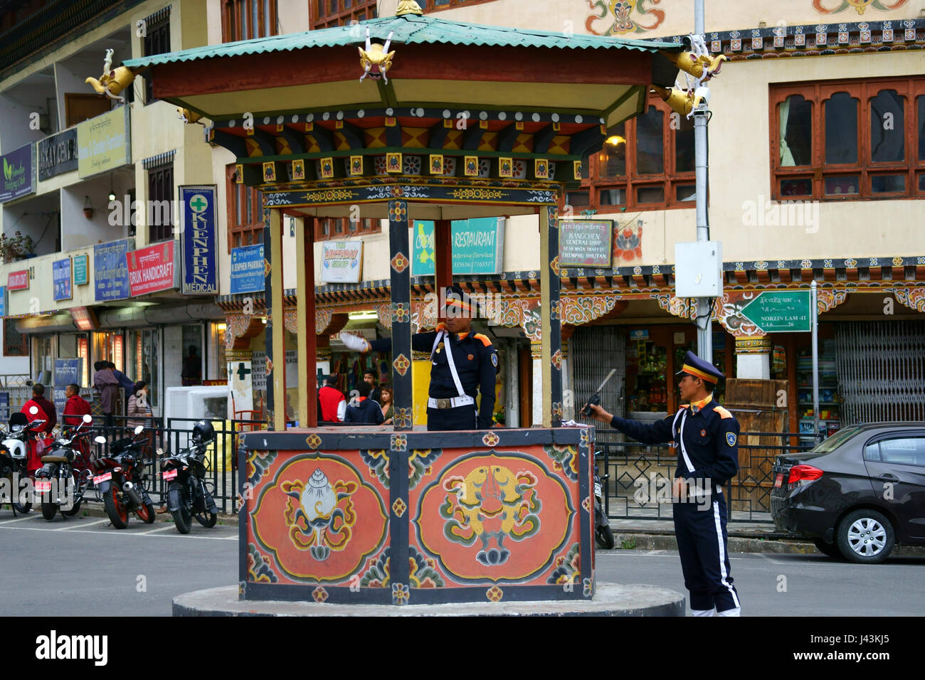 Die einzige Richtung Verkehrssteuerung durch Polizei, Thimphu, Bhutan Stockfoto