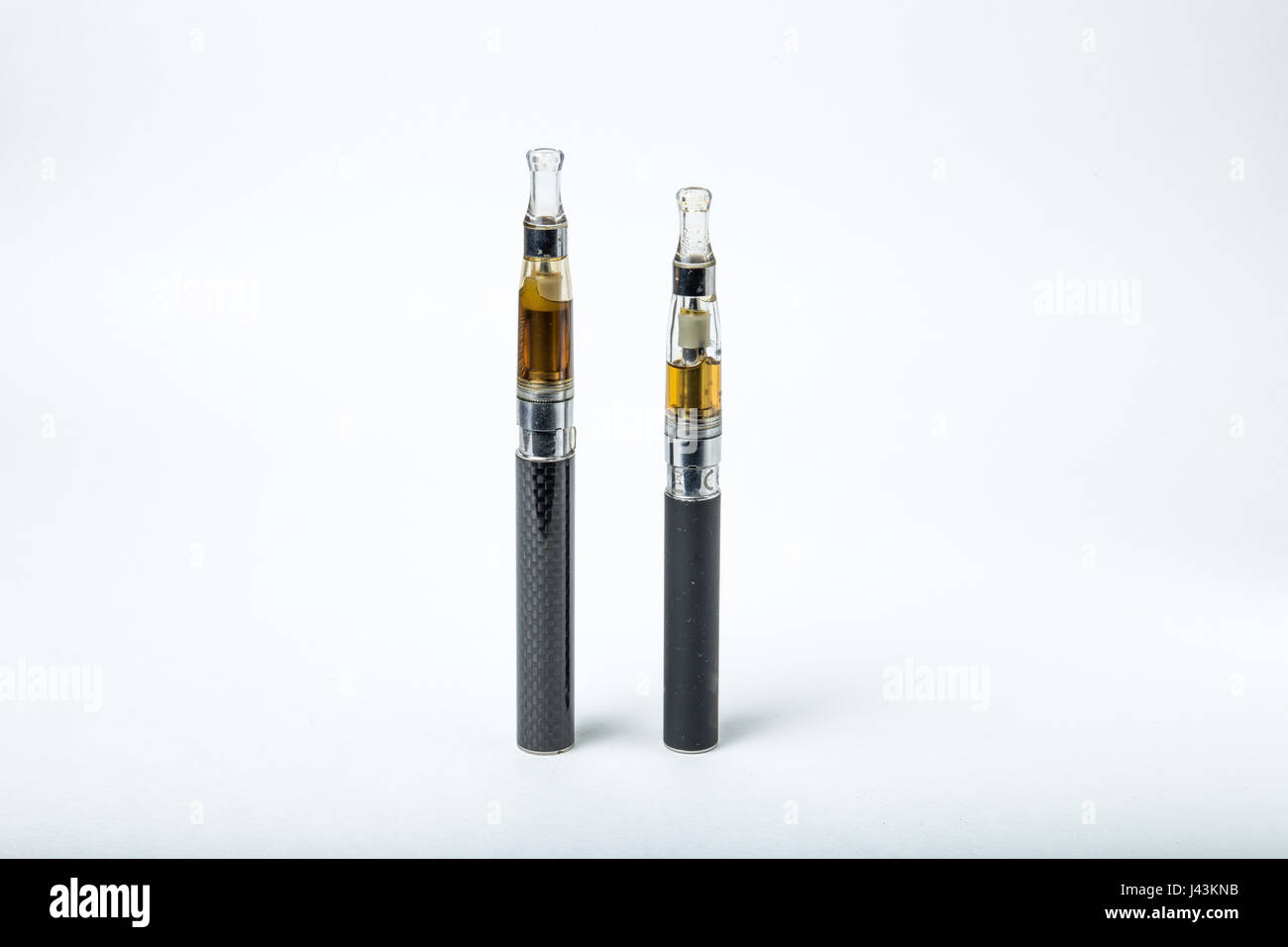 elfbar elfa master akku Dünne schwarze elektrische Zigaretten Stockfotografie