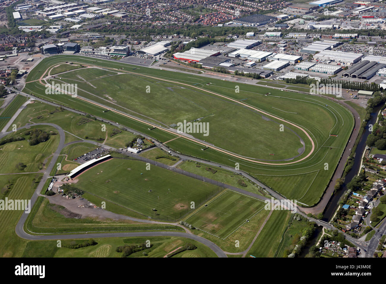 Luftaufnahme der Aintree Racecourse, Heimat des Grand National, Liverpool, UK Stockfoto