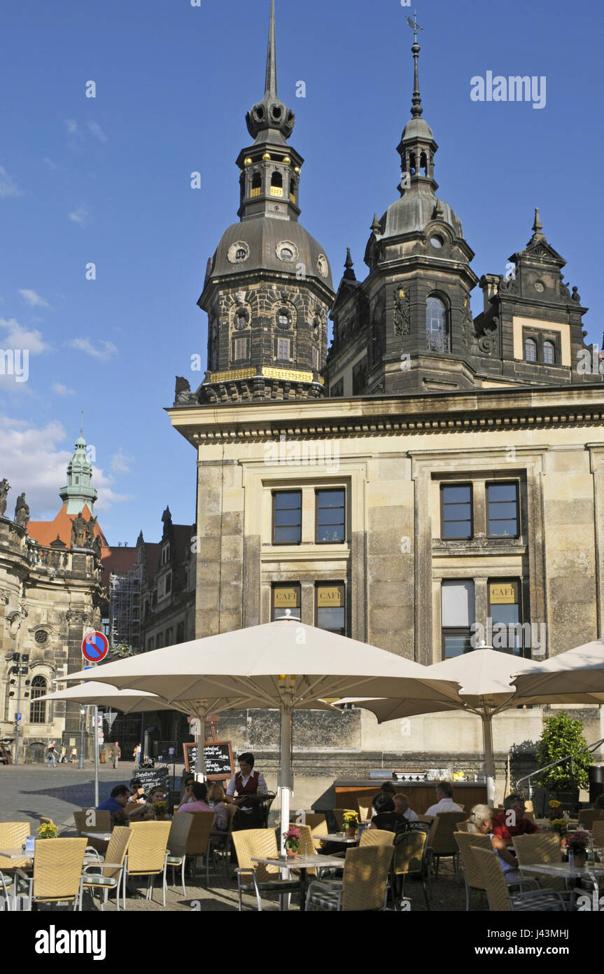 Café im Freien und Dresdner Schloss und der Hausmannsturm, Theaterplatz, Dresden, Sachsen, Deutschland Stockfoto