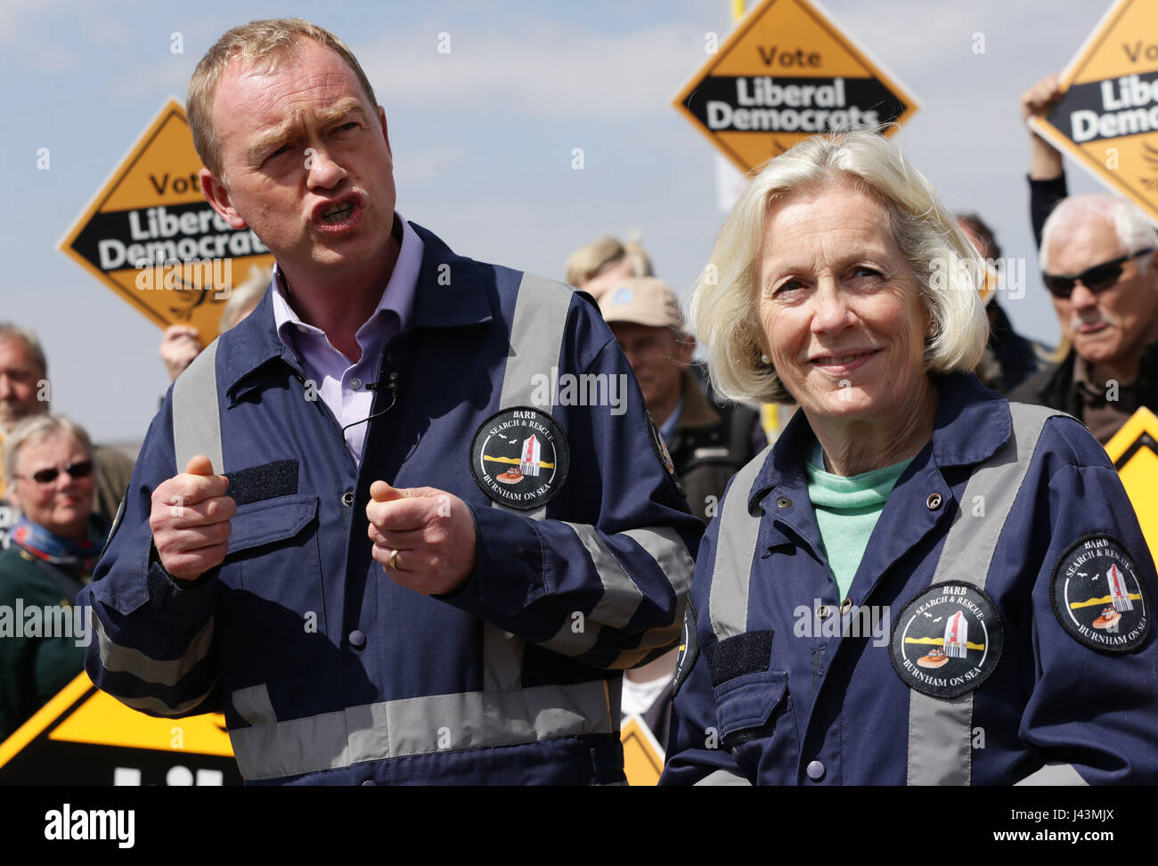 Liberal Democrats Tim Farron und lokalen Kandidaten der Partei Tessa Munt Adresse Party Fans während eines Besuchs in Burnham Bereich Rescue Boot (Widerhaken), eine Wohltätigkeitsorganisation, die zwei Leben retten Rettung Hovercrafts und eine inshore Rescue Boot am Burnham-on-Sea in Somerset betreibt. PRESSEVERBAND Foto. Bild Datum: Dienstag, 9. Mai 2017. PA-Wahl Geschichten zu sehen. Bildnachweis sollte lauten: Yui Mok/PA WirePRESS Verein Foto. Bild Datum: Dienstag, 9. Mai 2017. Vgl. PA Geschichte Wahl glücklicherweise. Bildnachweis sollte lauten: Yui Mok/PA Wire Stockfoto