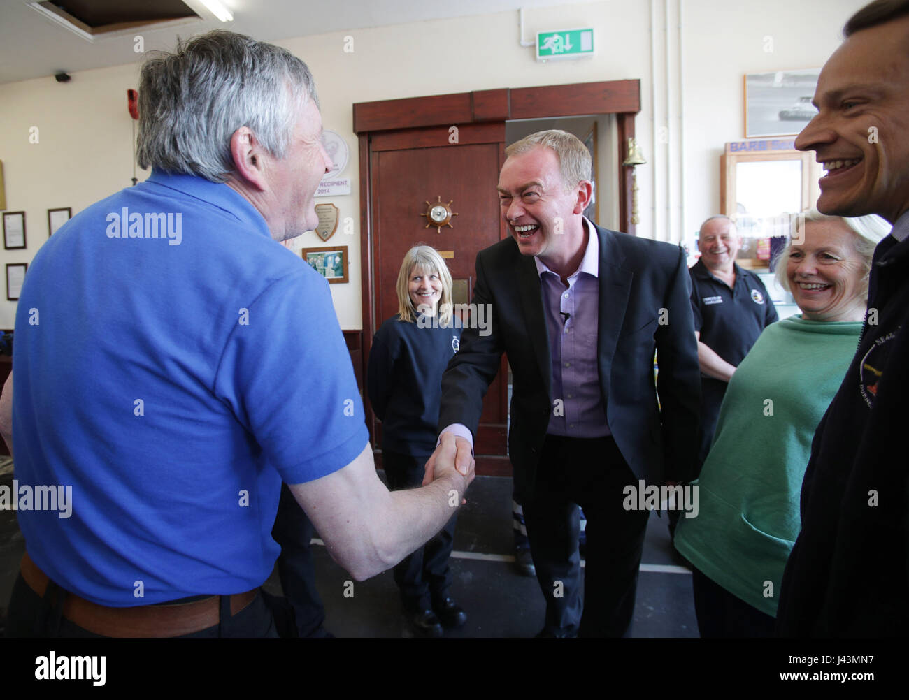 Liberal Democrats Tim Farron und lokalen Kandidaten der Partei Tessa Munt treffen Arbeitnehmer während eines Besuchs in Burnham Bereich Rescue Boot (Widerhaken), eine Wohltätigkeitsorganisation, die zwei Leben retten Rettung Hovercrafts und eine inshore Rescue Boot am Burnham-on-Sea in Somerset betreibt. PRESSEVERBAND Foto. Bild Datum: Dienstag, 9. Mai 2017. PA-Wahl Geschichten zu sehen. Bildnachweis sollte lauten: Yui Mok/PA WirePRESS Verein Foto. Bild Datum: Dienstag, 9. Mai 2017. Vgl. PA Geschichte Wahl glücklicherweise. Bildnachweis sollte lauten: Yui Mok/PA Wire Stockfoto