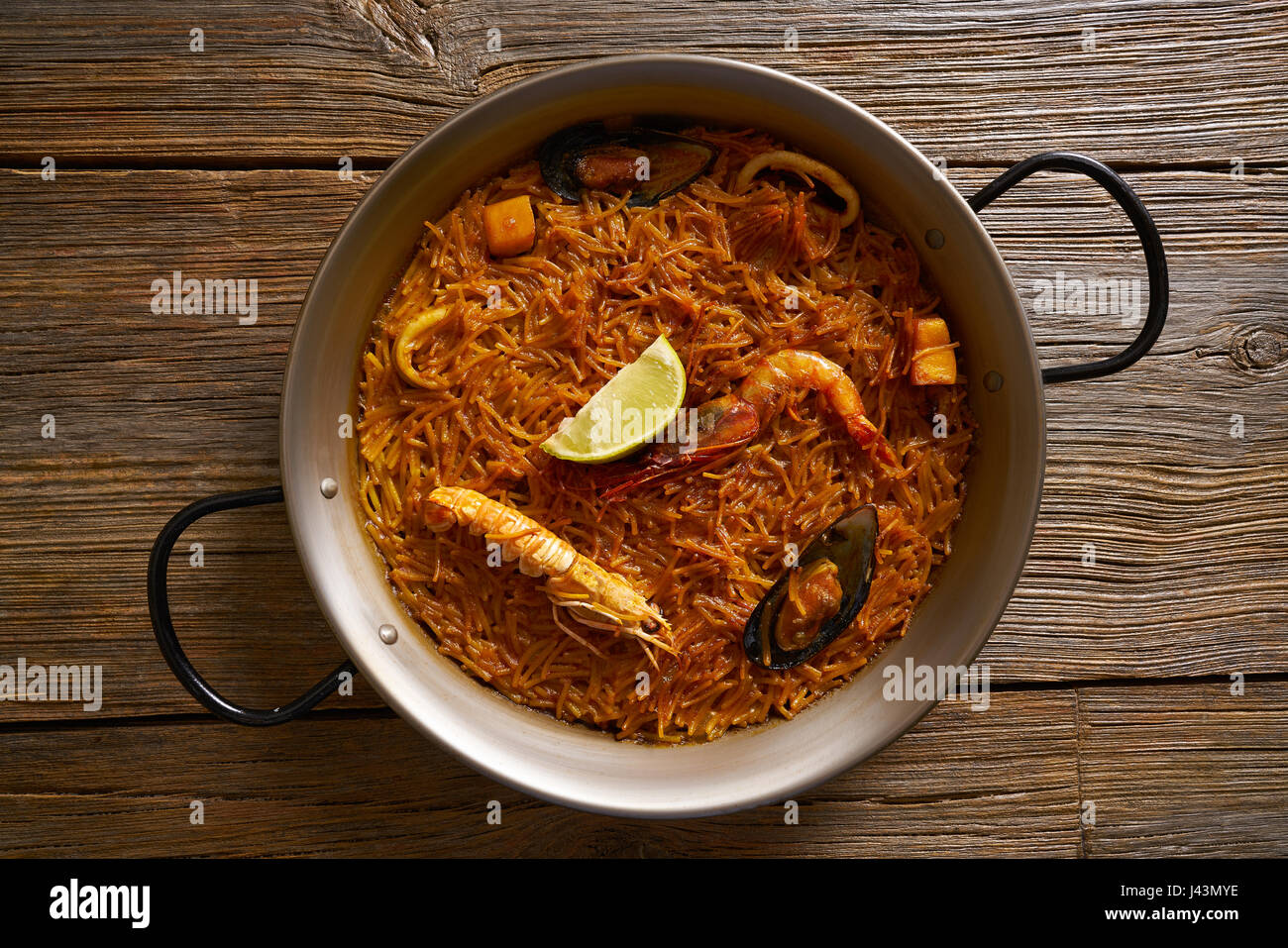 Fideua Meeresfrüchte Paella Rezept für zwei Personen von Valencia, Spanien Stockfoto