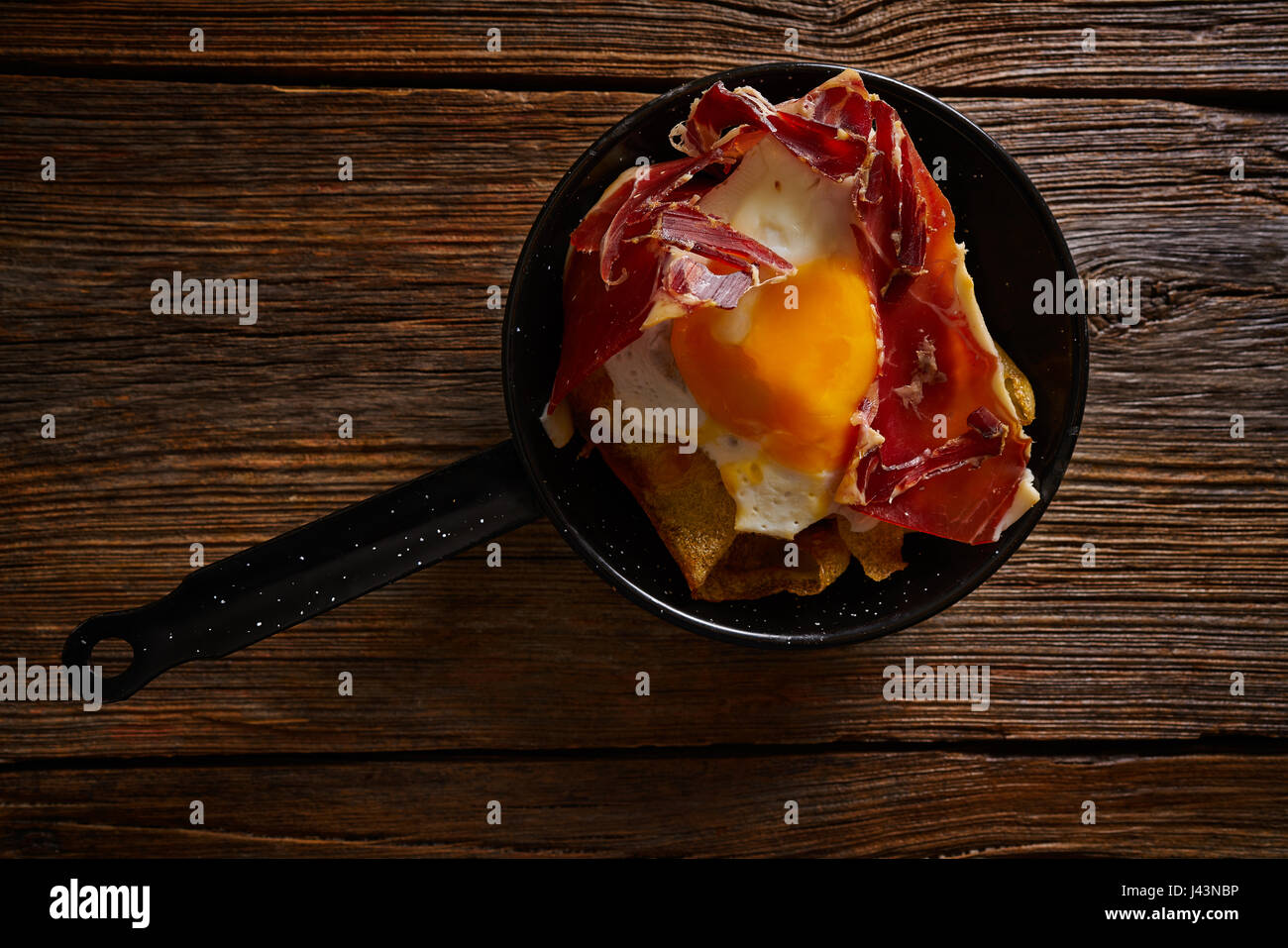 Tapas Huevos Rotos gebrochen Eiern mit Schinken und Eigelb aus Spanien Stockfoto