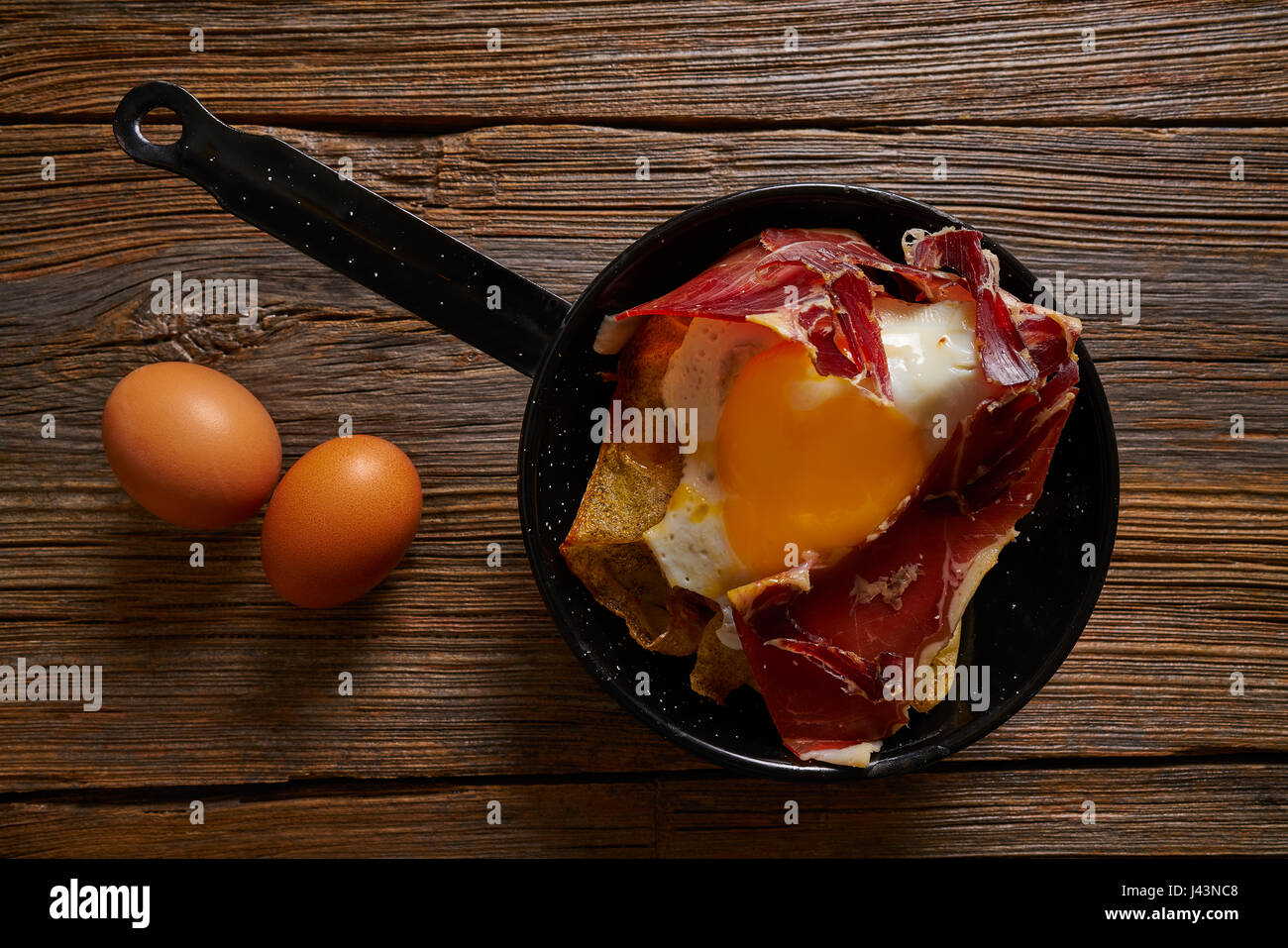Tapas Huevos Rotos gebrochen Eiern mit Schinken und Yang aus Spanien Stockfoto