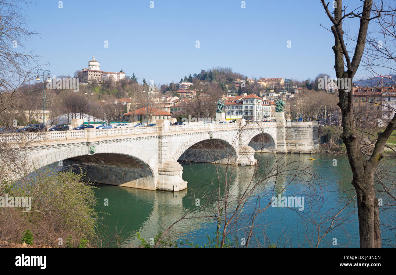 Turin - die Brücke Umberto I und die Halterung der Kapuziner. Stockfoto