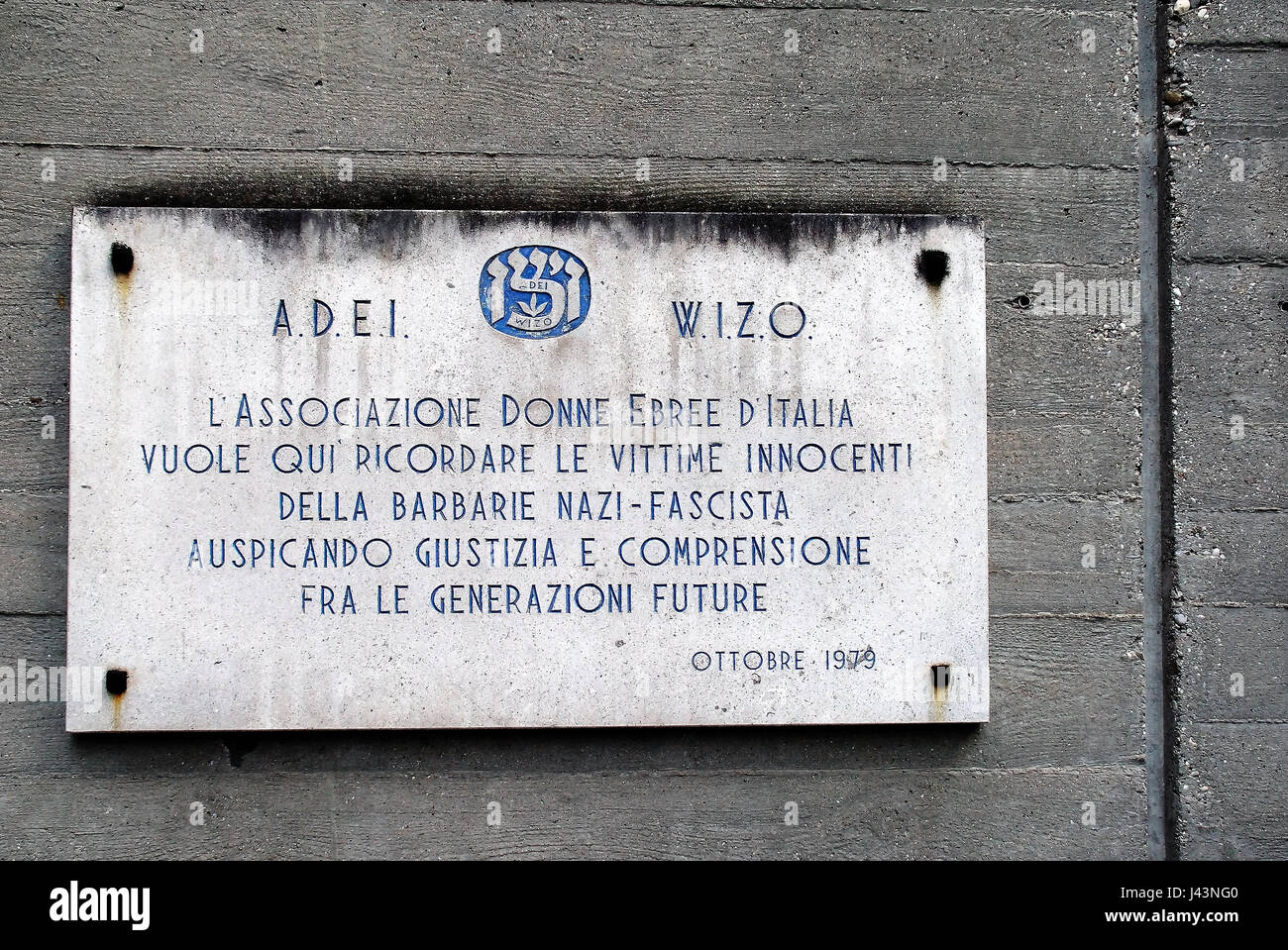 Triest, Italien. Risiera di San Sabba. Eine Gedenktafel in Erinnerung an die Opfer des Nazi-Faschisten. Stockfoto