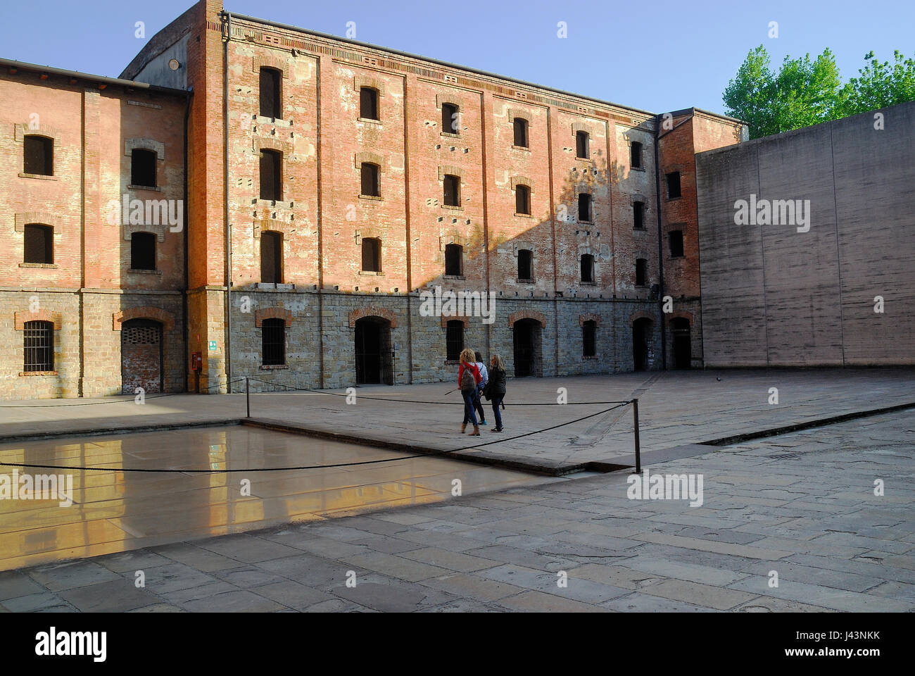 Triest, Italien. Risiera di San Sabba. Der Hof und das Gefängnis. Stockfoto