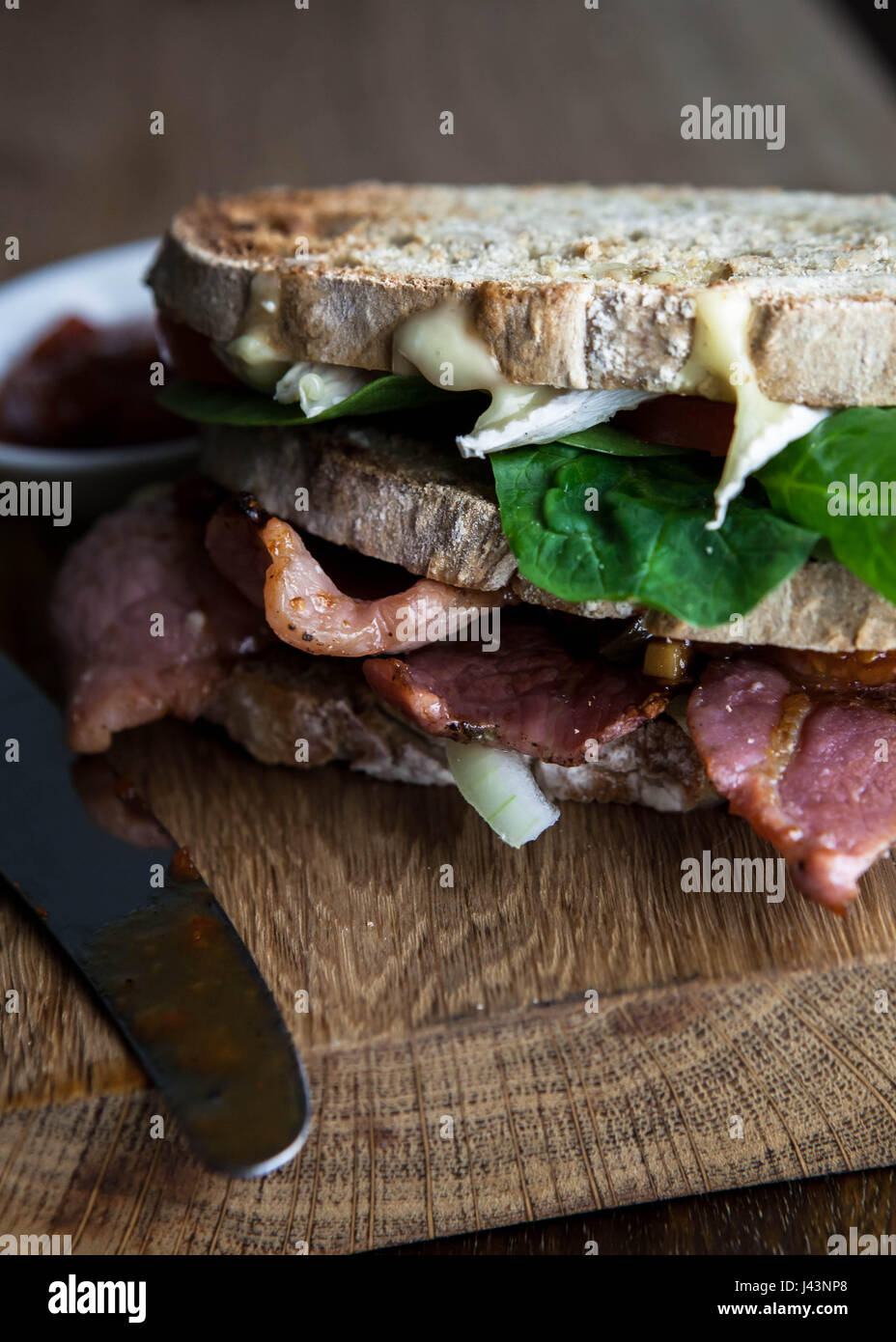 Ultimative Speck und Brie-sandwich Stockfoto